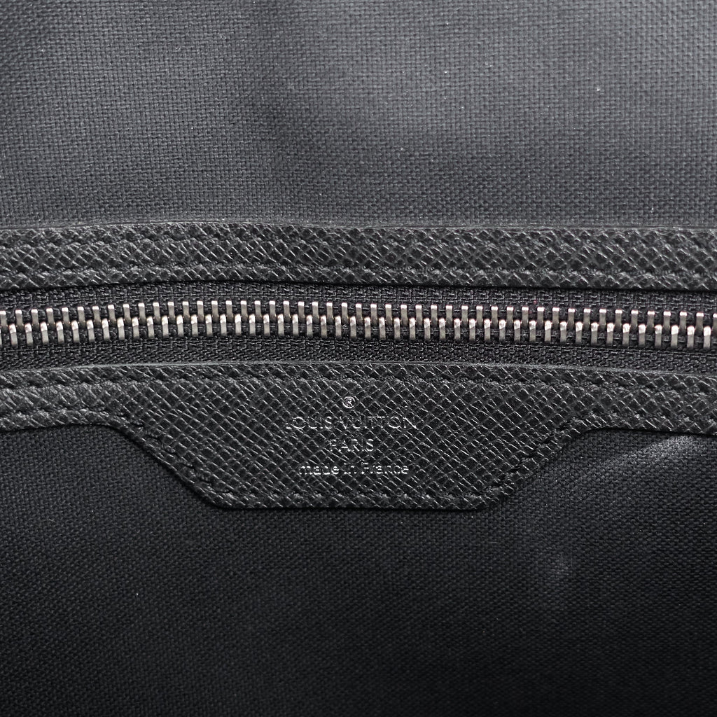 Louis Vuitto Roman MM Taiga Leather Messenger Bag