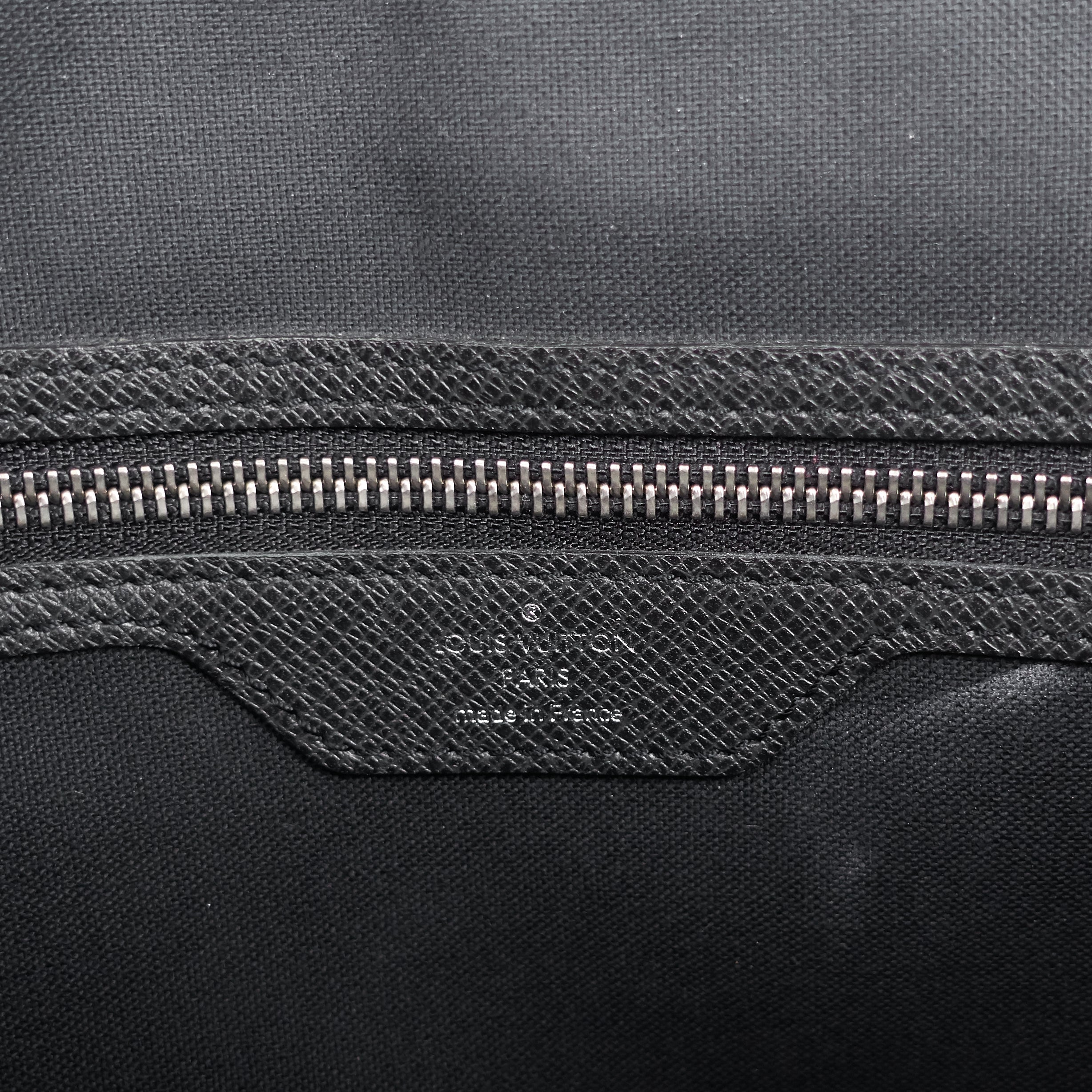 Louis Vuitto Roman MM Taiga Leather Messenger Bag