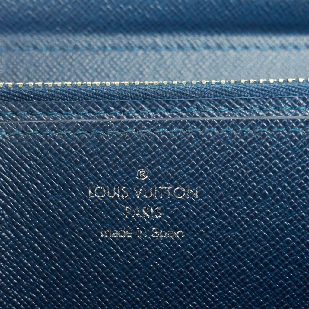Louis Vuitto Zippy XL Taiga Leather Organizer Wallet