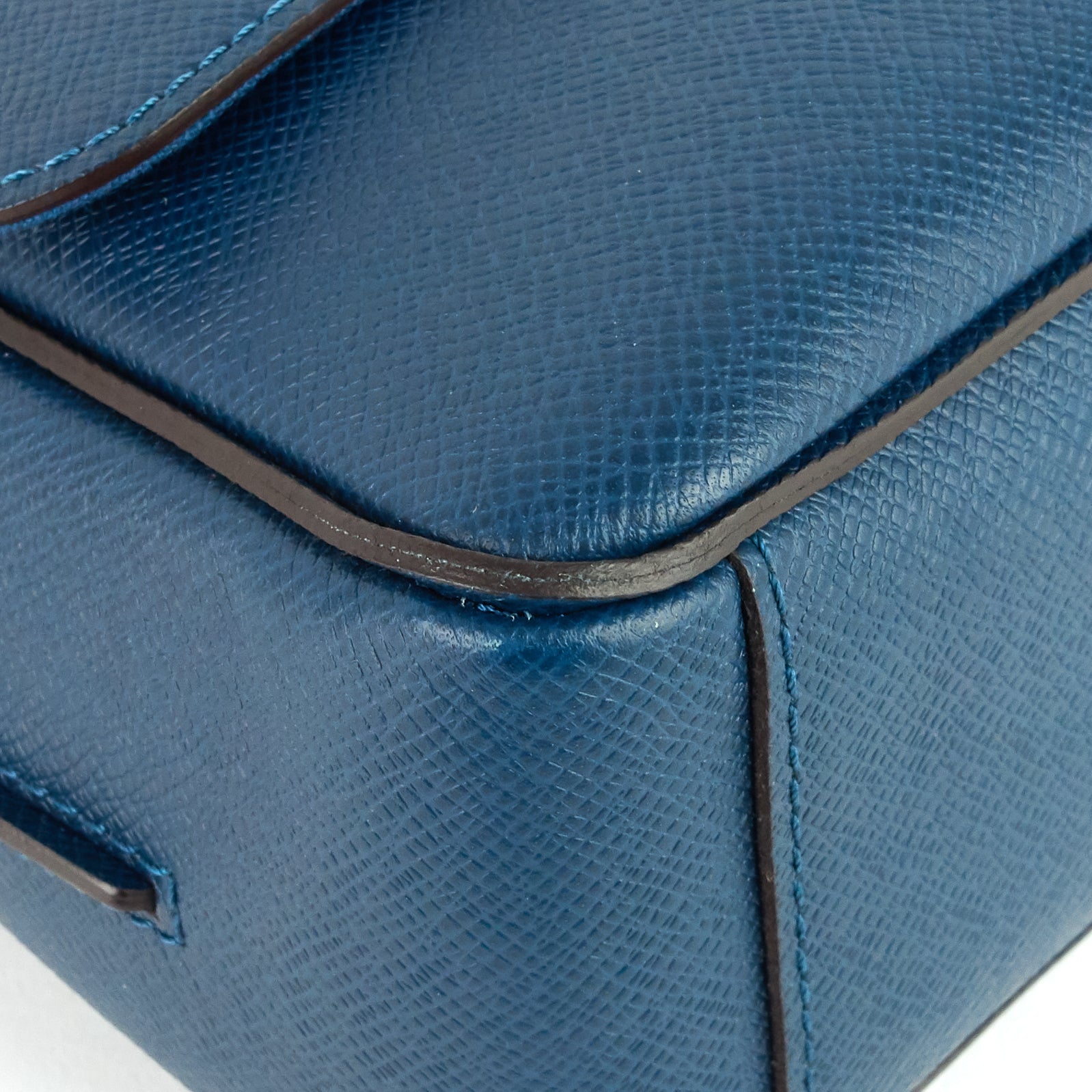 Louis Vuitto Roman MM Taiga Leather Messenger Bag
