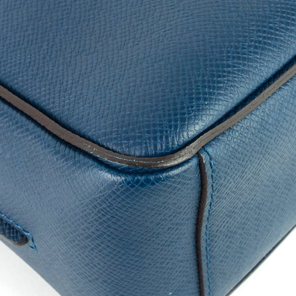 Louis Vuitto Roman MM Taiga Leather Messenger Bag
