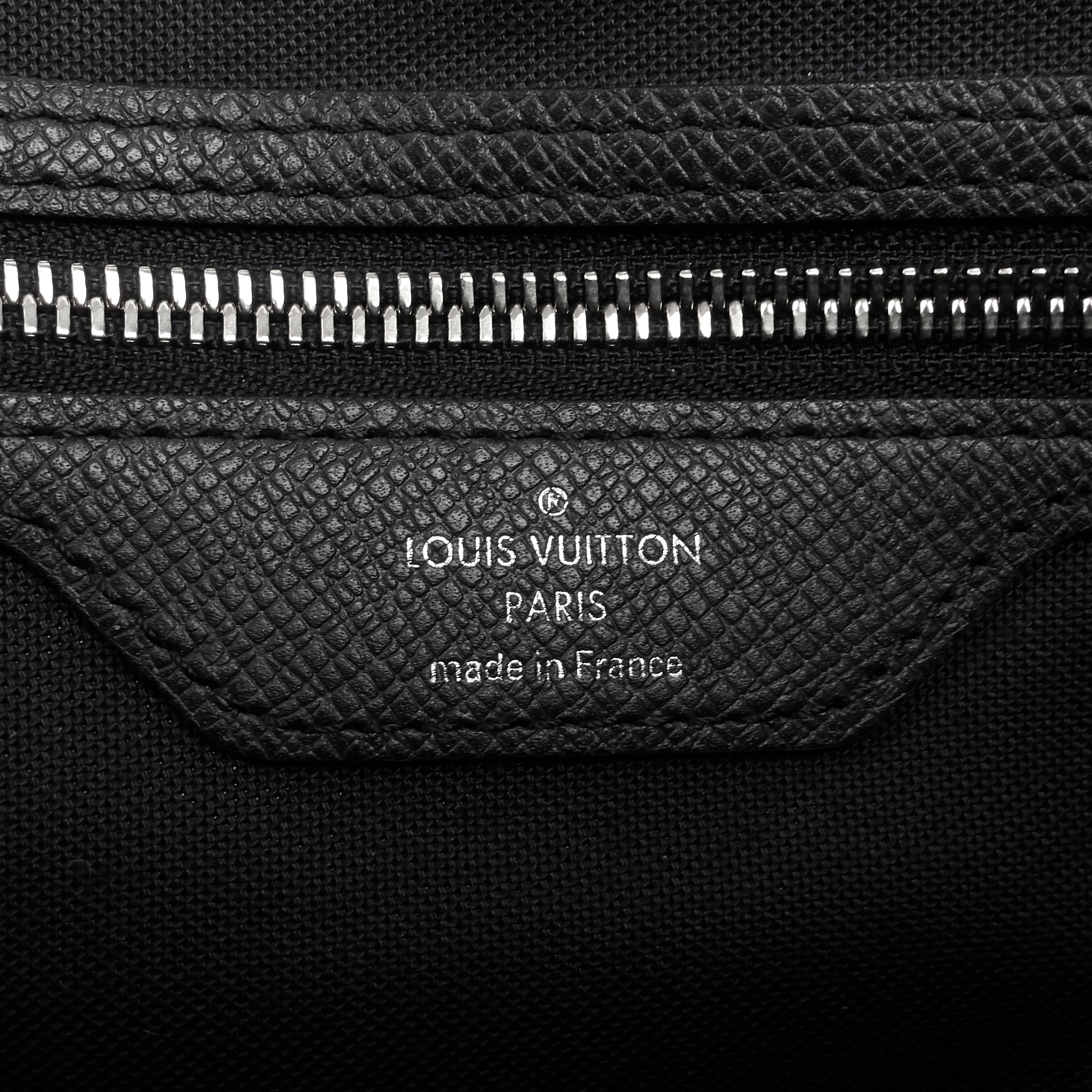 Louis Vuitto Roman MM Taiga Leather Messenger Bag