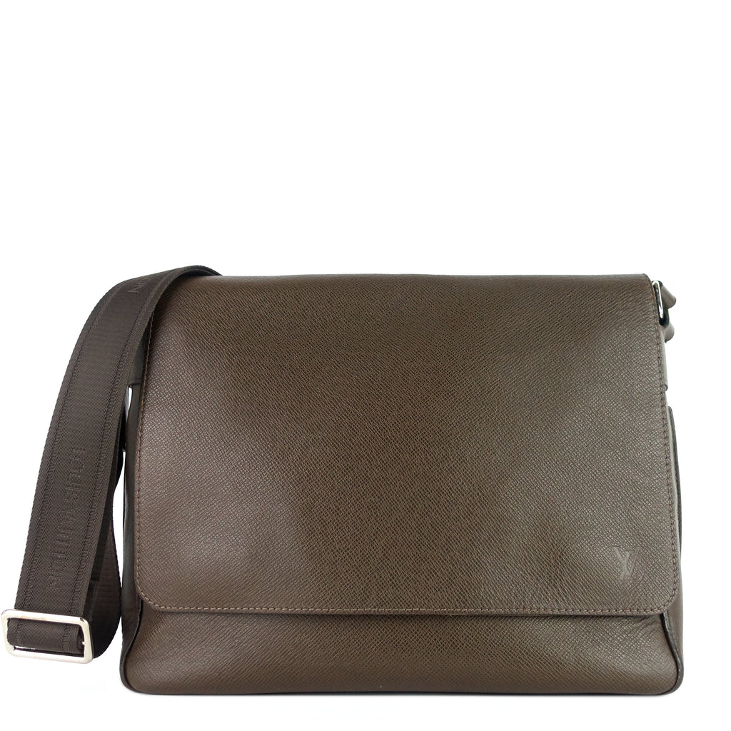 Louis Vuitto Roman MM Taiga Leather Messenger Bag