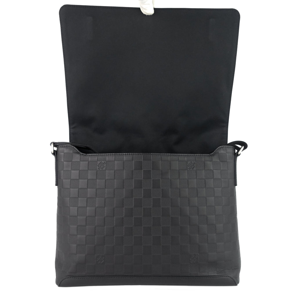 Louis Vuitto District Damier Infini Leather Messenger MM Bag