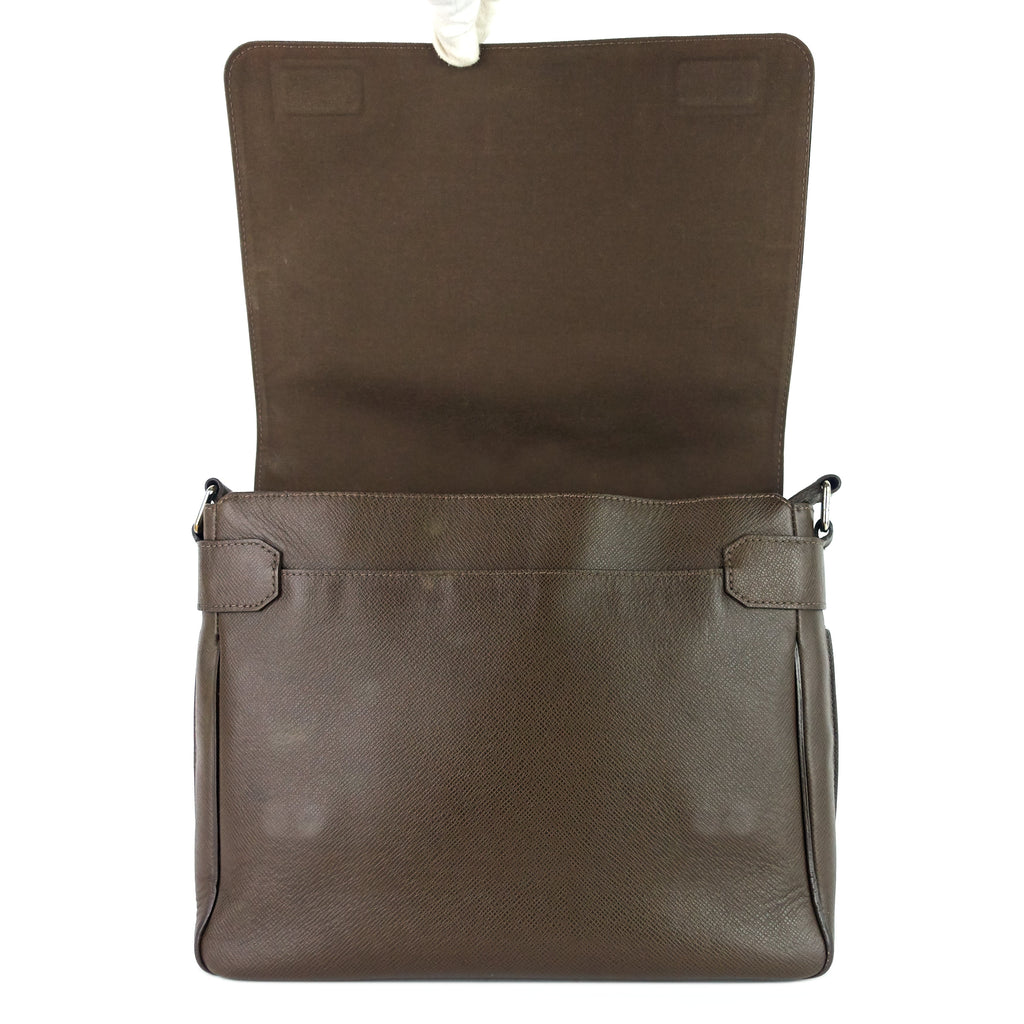 Louis Vuitto Roman MM Taiga Leather Messenger Bag