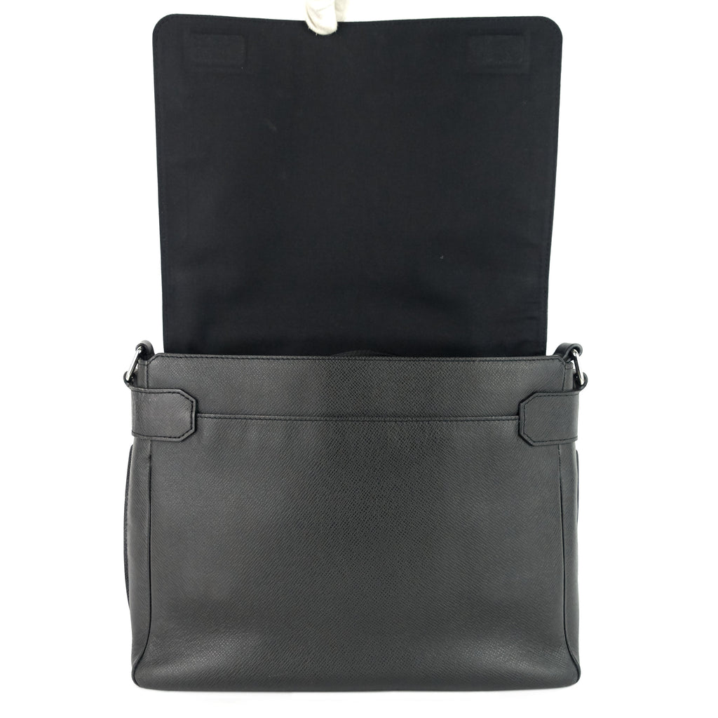 Louis Vuitto Roman MM Taiga Leather Messenger Bag