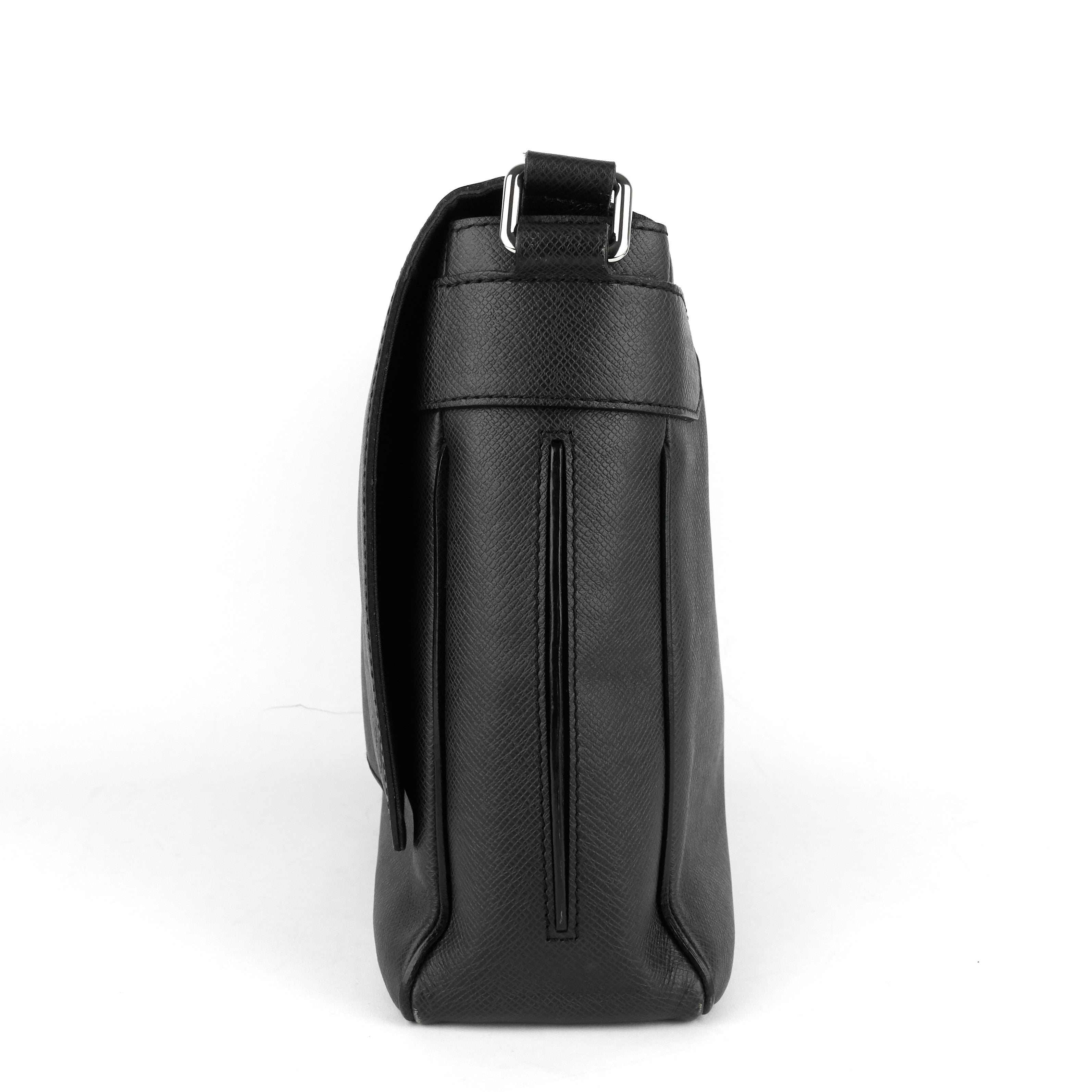 Louis Vuitto Roman MM Taiga Leather Messenger Bag