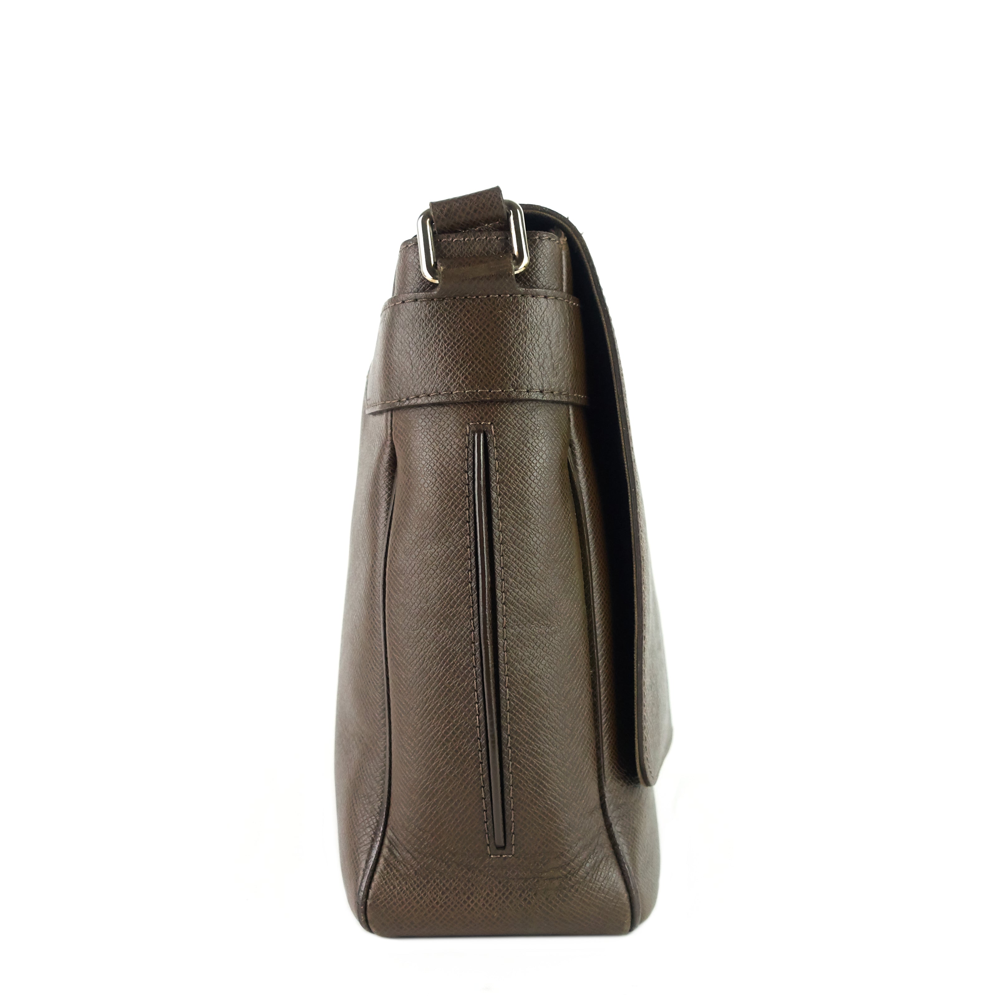 Louis Vuitto Roman MM Taiga Leather Messenger Bag