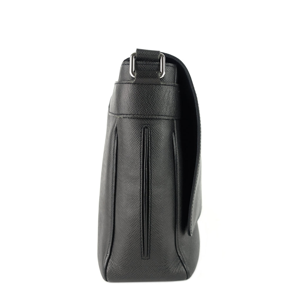 Louis Vuitto Roman MM Taiga Leather Messenger Bag