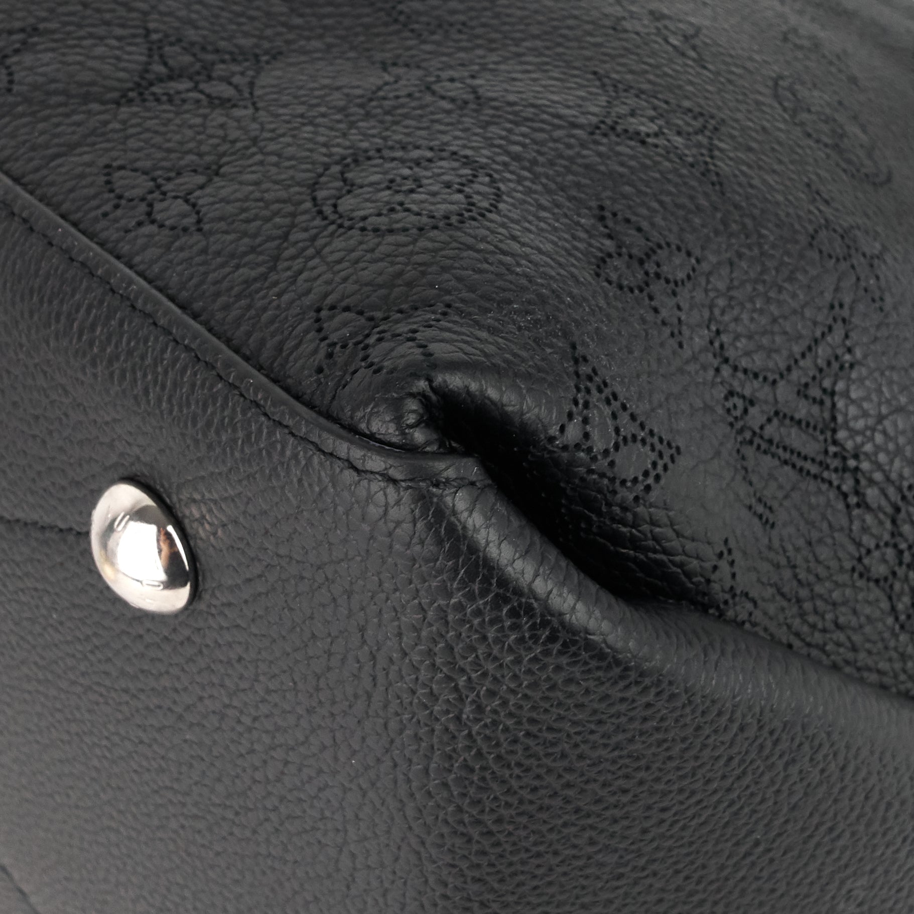 Louis Vuitto Beaubourg MM Mahina Leather Hobo Bag