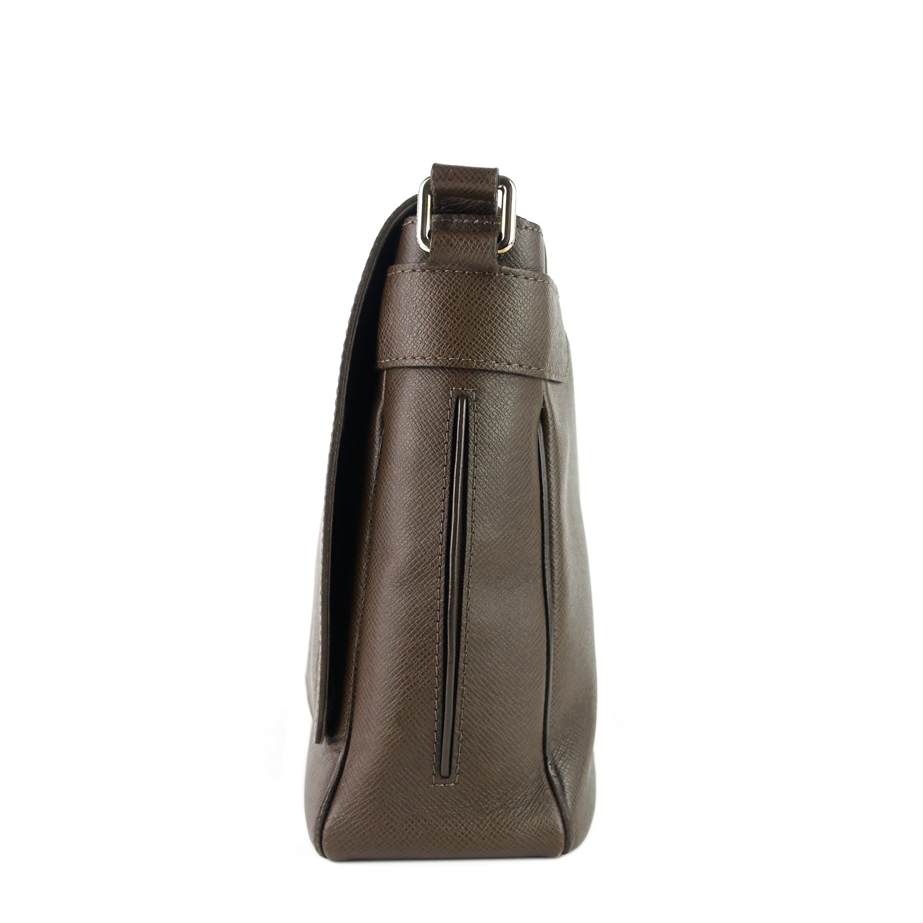 Louis Vuitto Roman MM Taiga Leather Messenger Bag