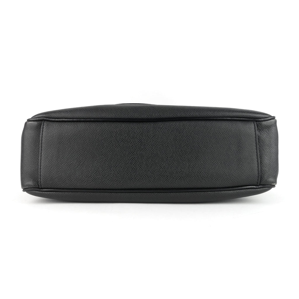 Louis Vuitto Roman MM Taiga Leather Messenger Bag