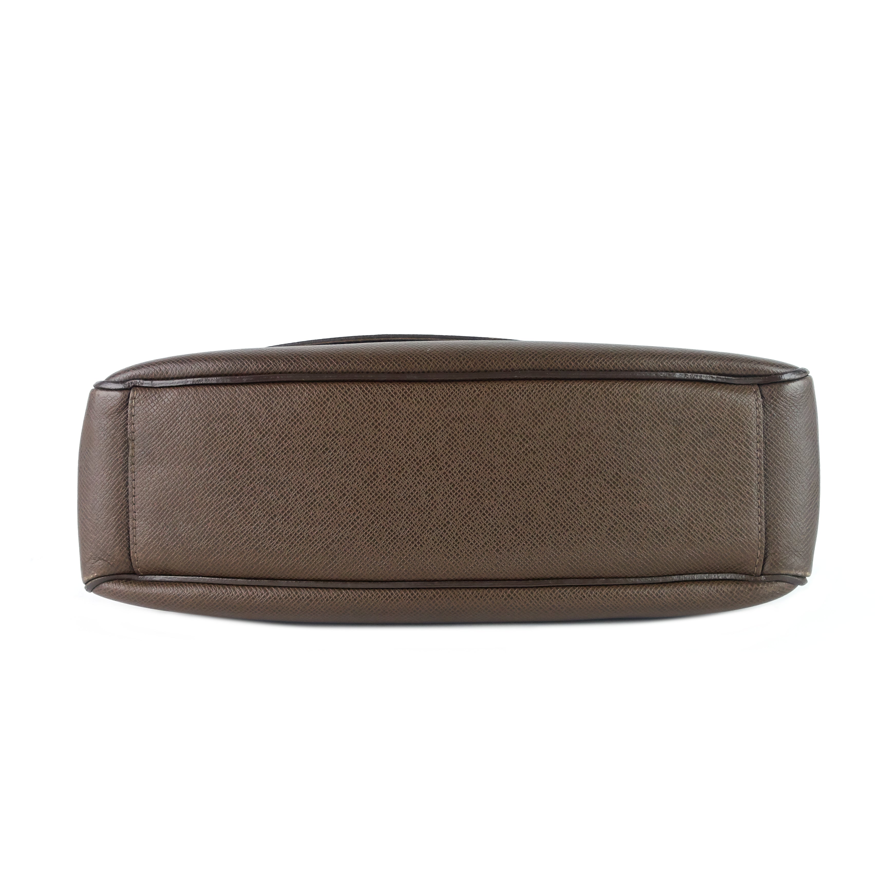 Louis Vuitto Roman MM Taiga Leather Messenger Bag