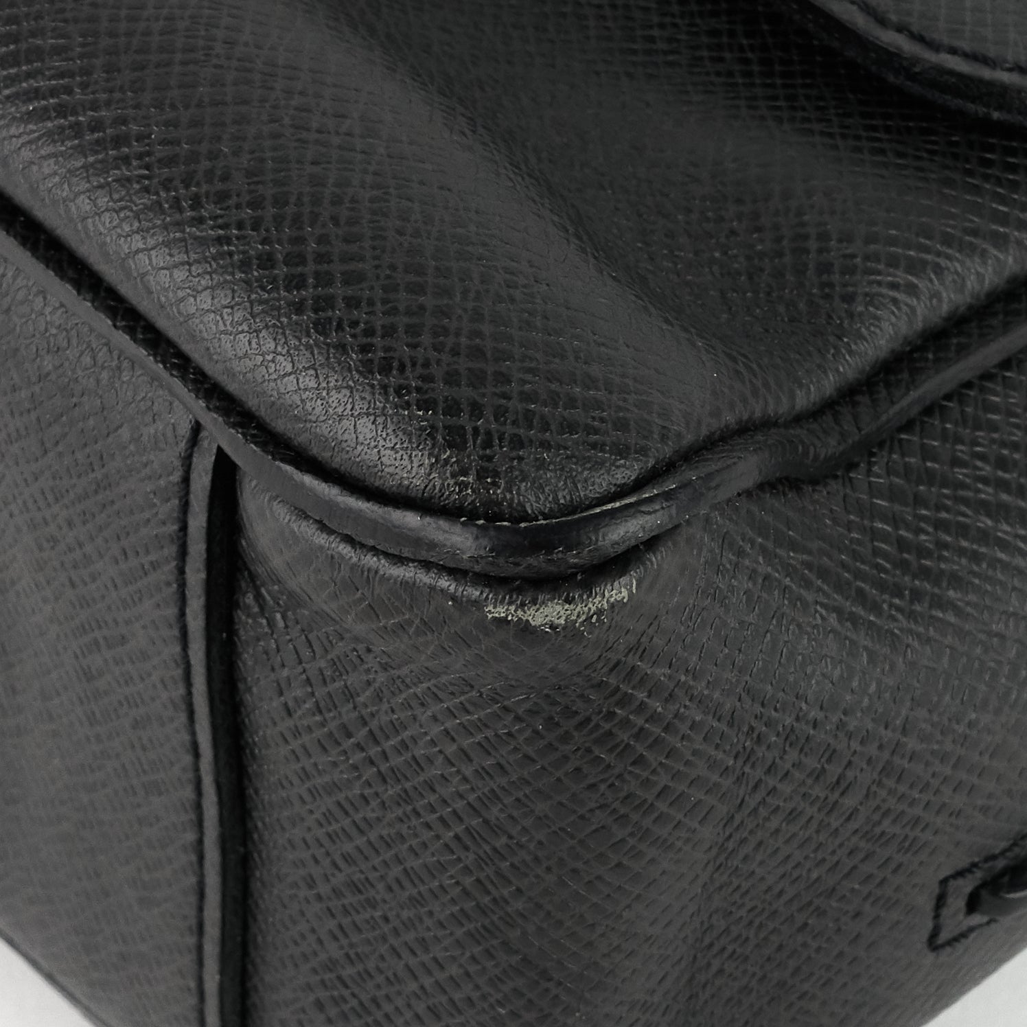 Louis Vuitto Roman MM Taiga Leather Messenger Bag