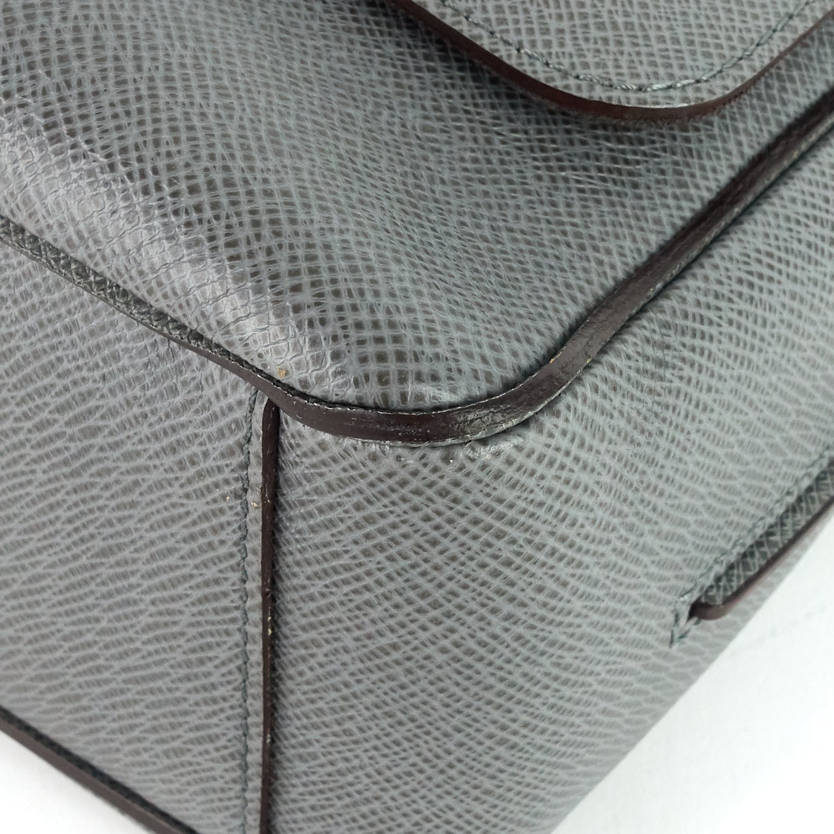 Louis Vuitto Roman MM Taiga Leather Messenger Bag