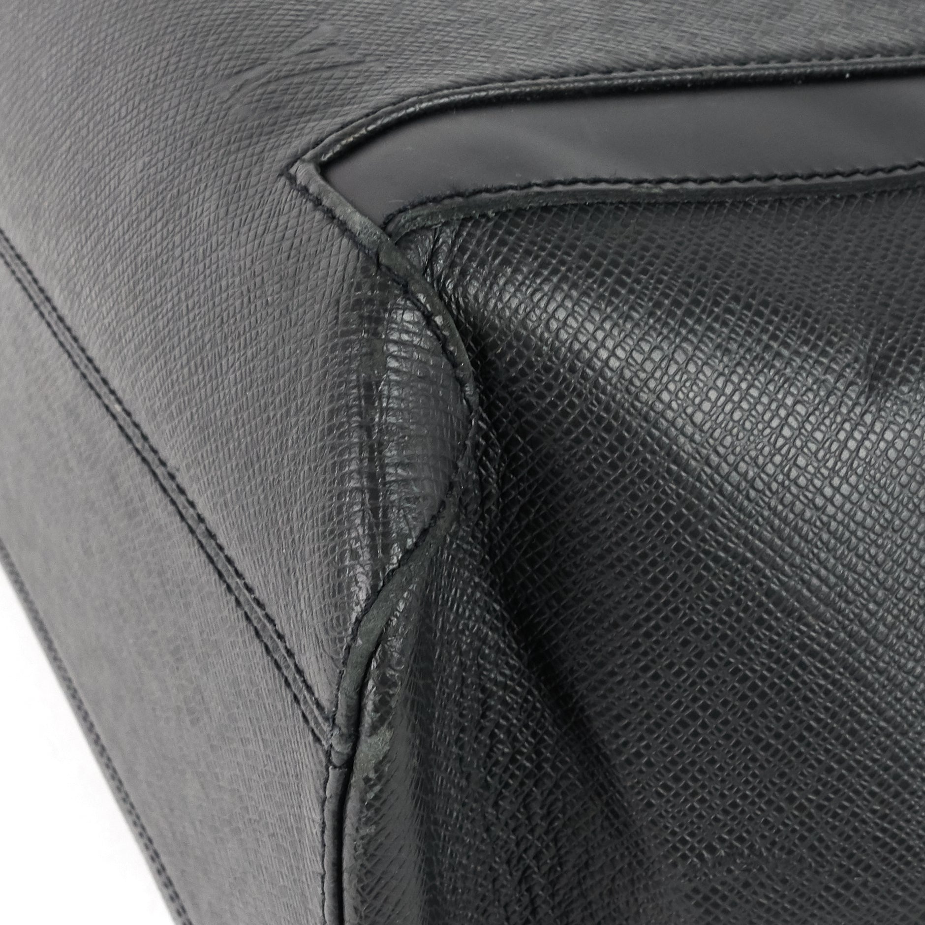 Louis Vuitto Kasbek GM Taiga Leather Bag