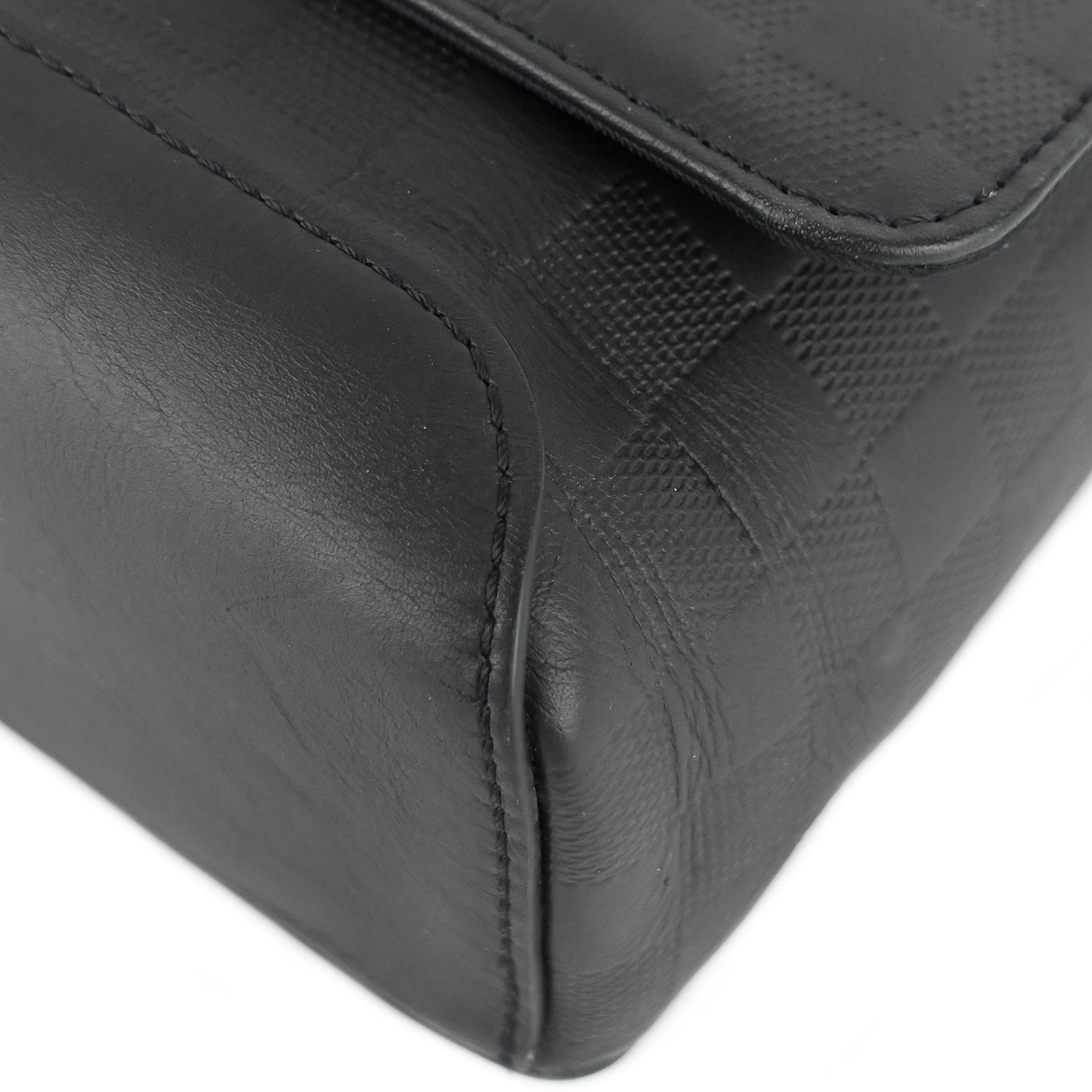 Louis Vuitto District Damier Infini Leather Messenger MM Bag