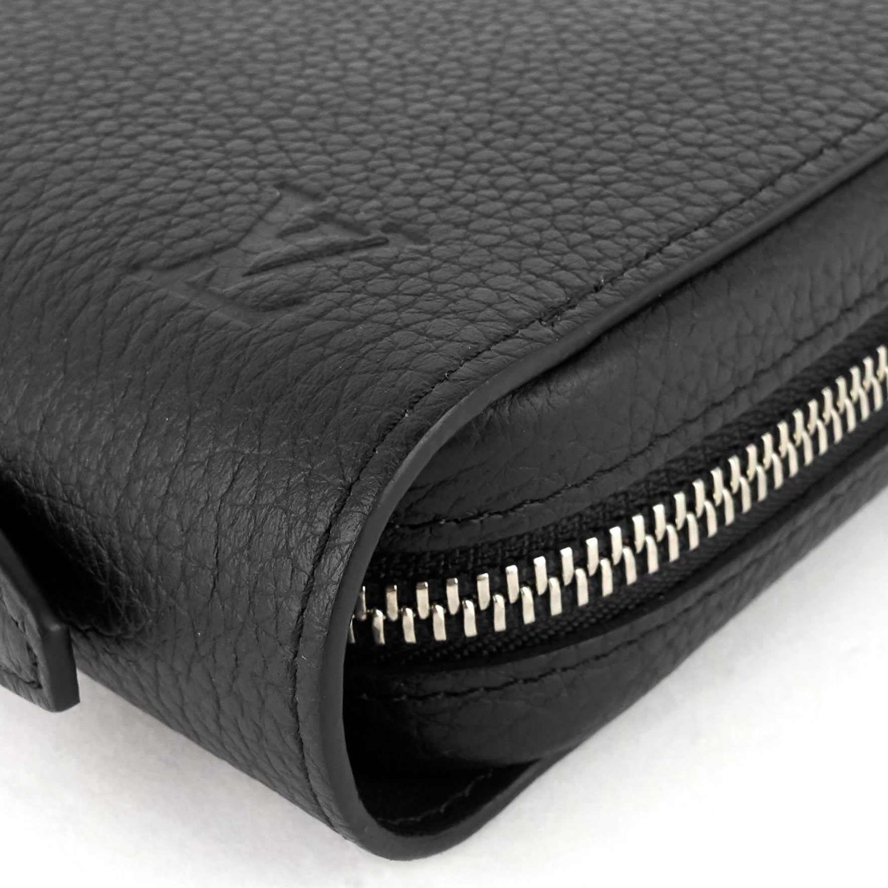 Louis Vuitto Zippy XL Taurillon Leather Organizer