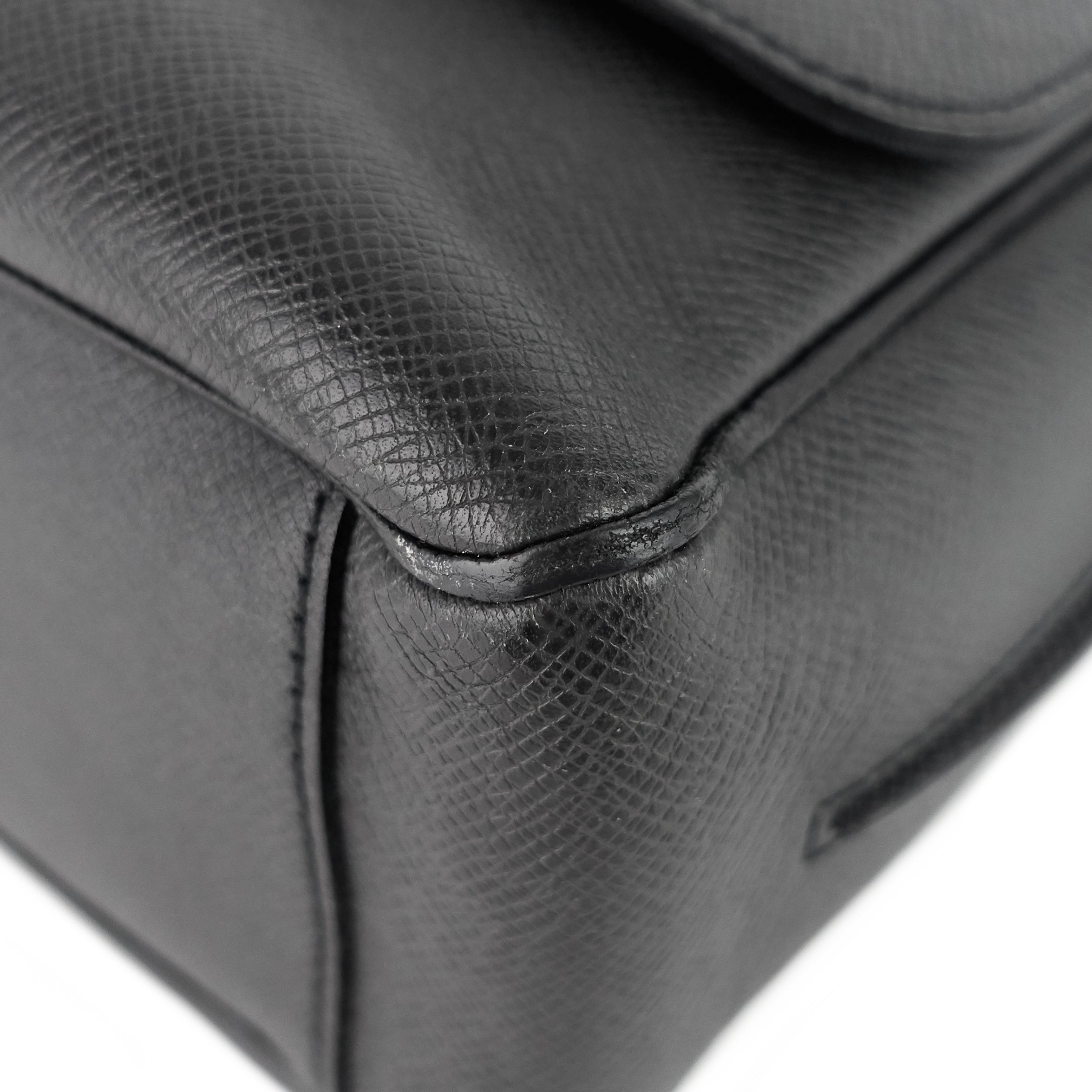 Louis Vuitto Roman MM Taiga Leather Messenger Bag