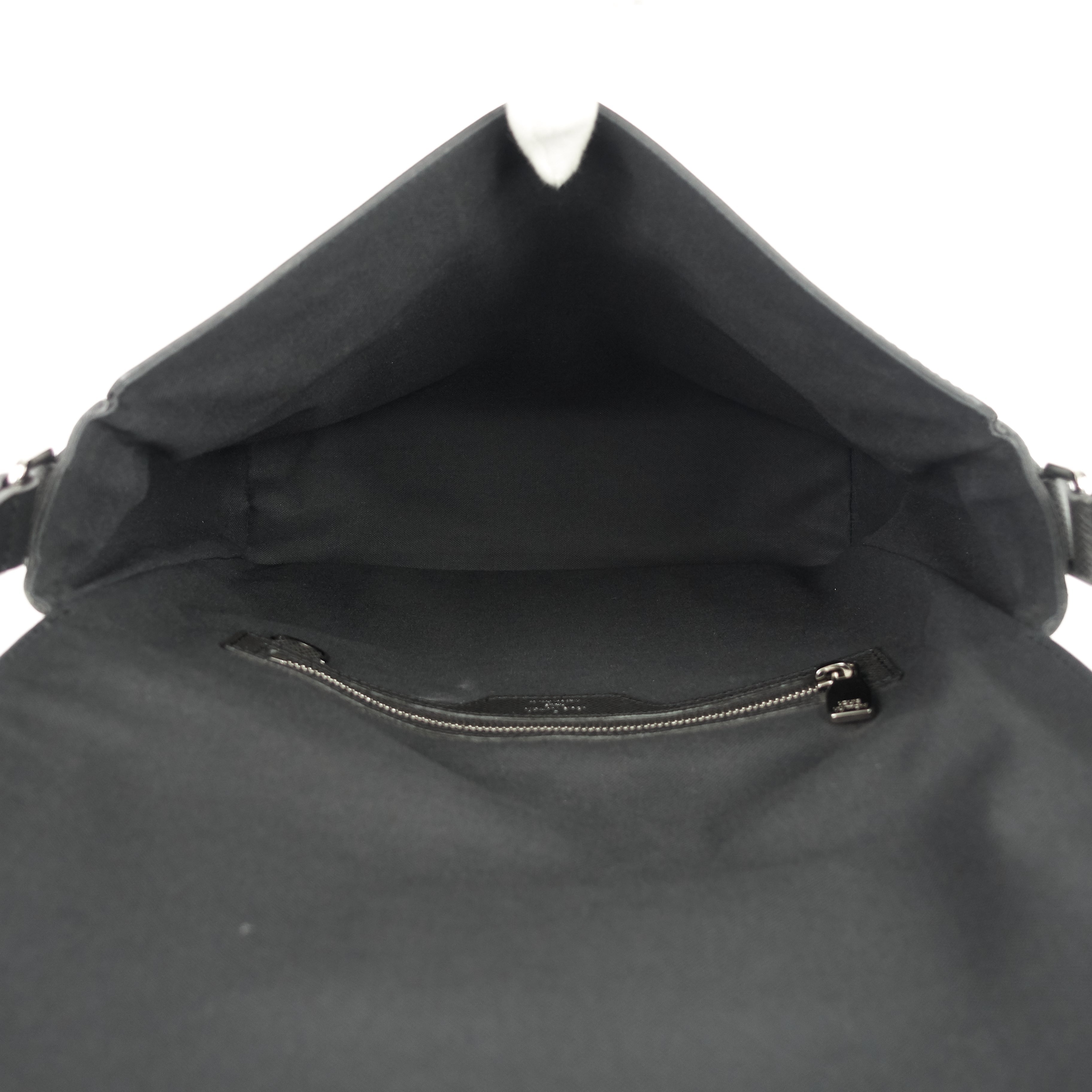 Louis Vuitto Roman MM Taiga Leather Messenger Bag