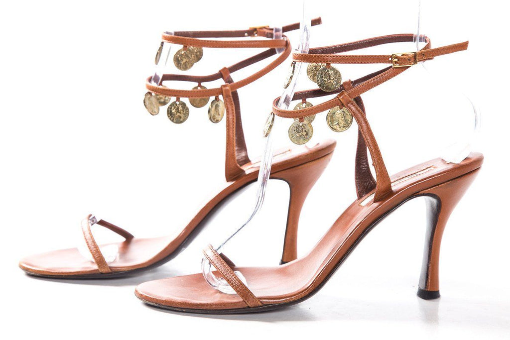 Oscar de la Renta Camel Leather Gold Charm Sandals SZ 40