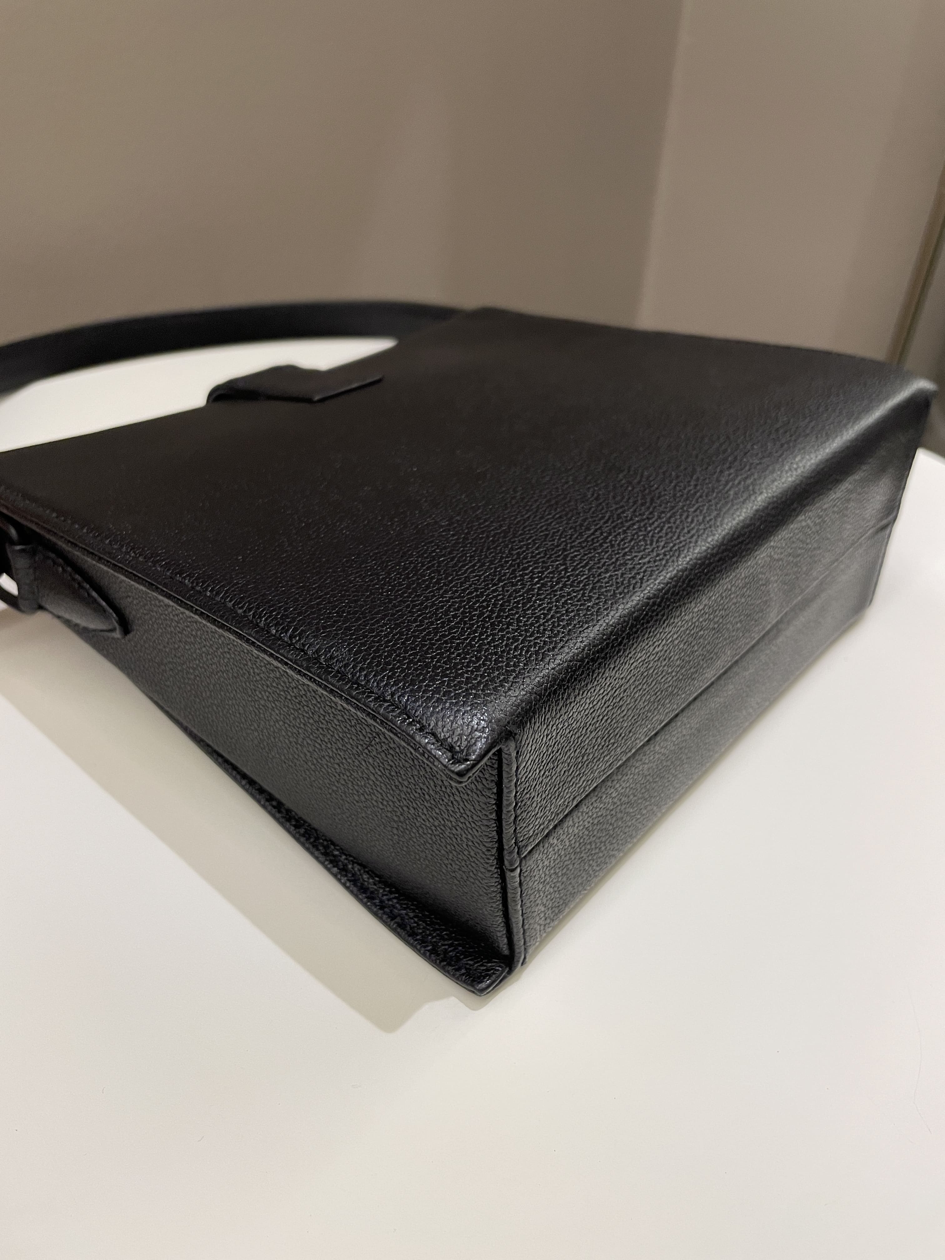 Chanel Vintage Messenger Crossbody Black Grainy Leather