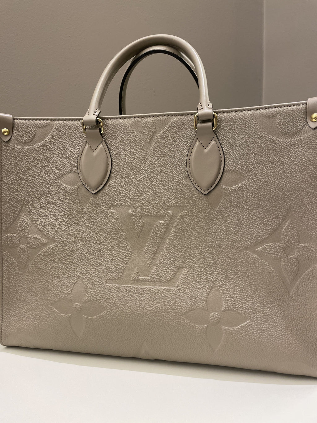 Louis Vuitton OnTheGo MM Tourterelle Empreinte