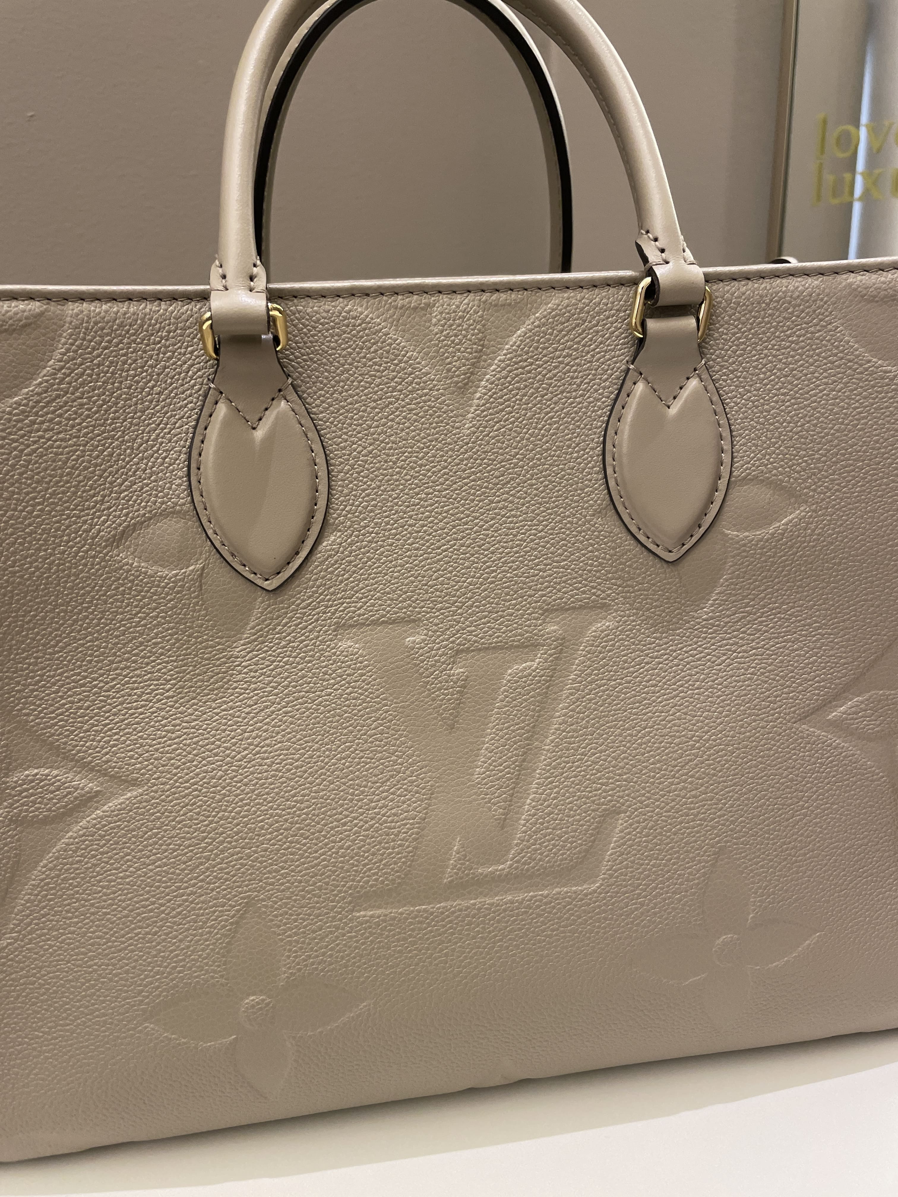 Louis Vuitton OnTheGo MM Tourterelle Empreinte