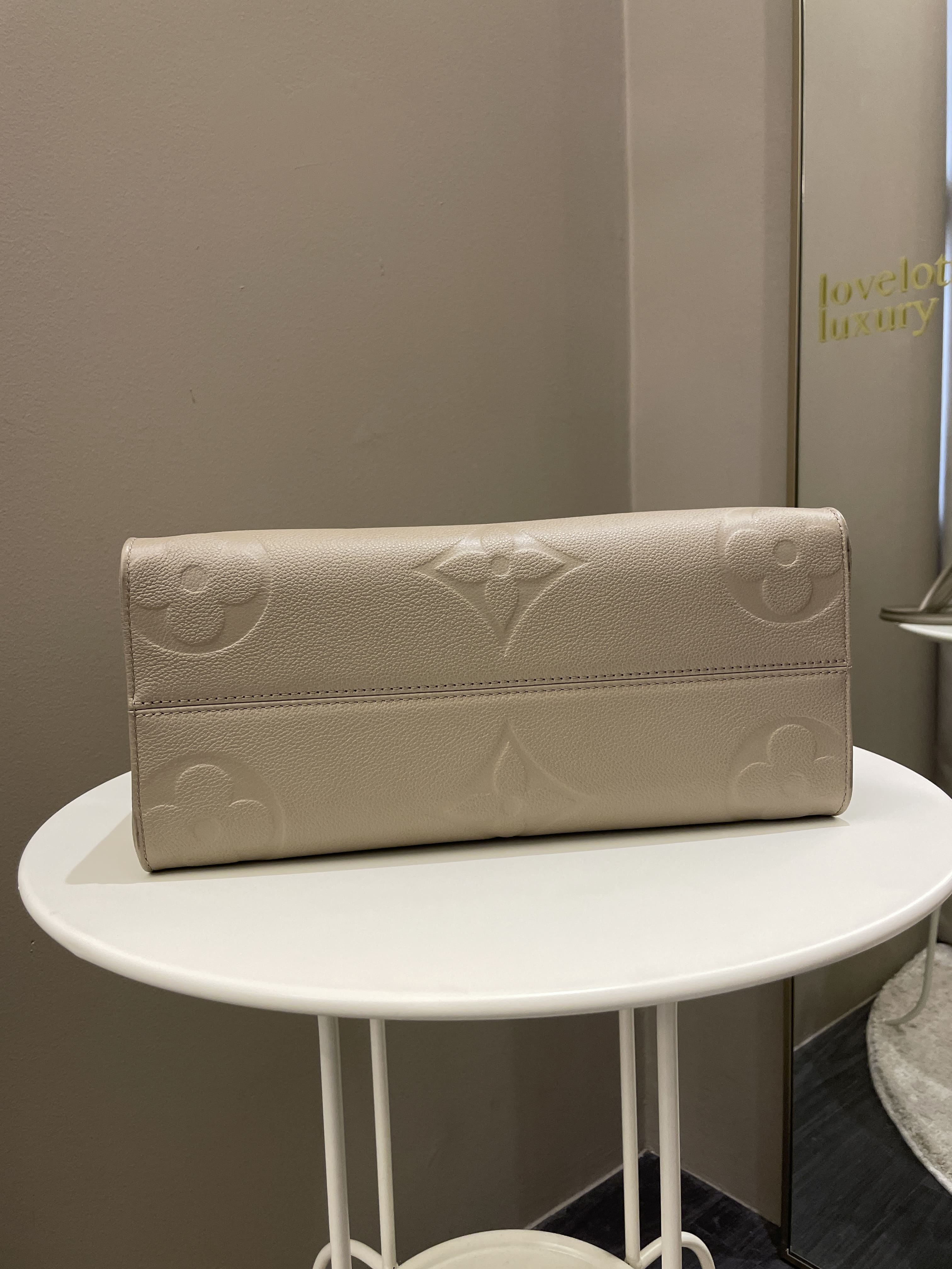 Louis Vuitton OnTheGo MM Tourterelle Empreinte