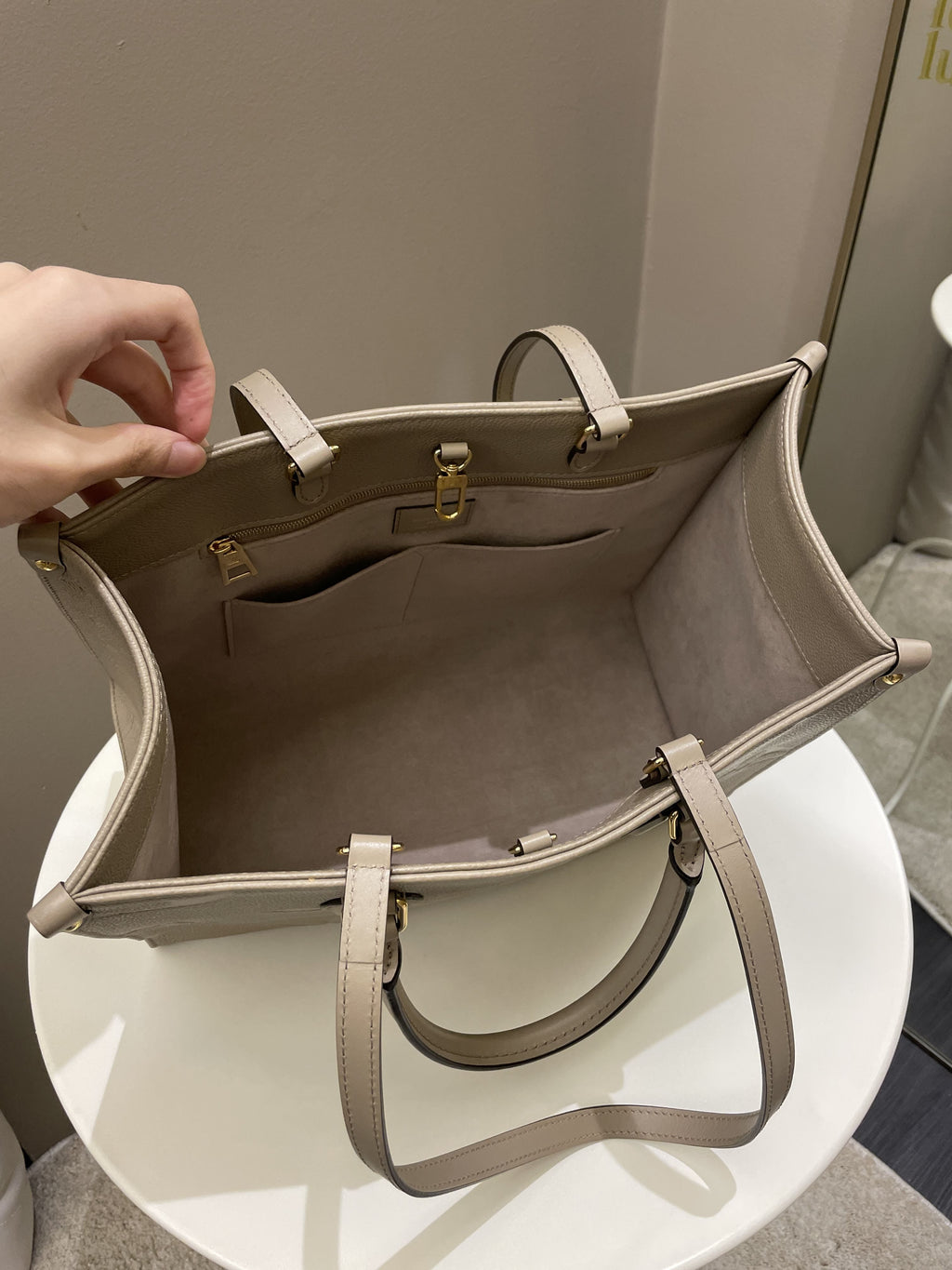 Louis Vuitton OnTheGo MM Tourterelle Empreinte