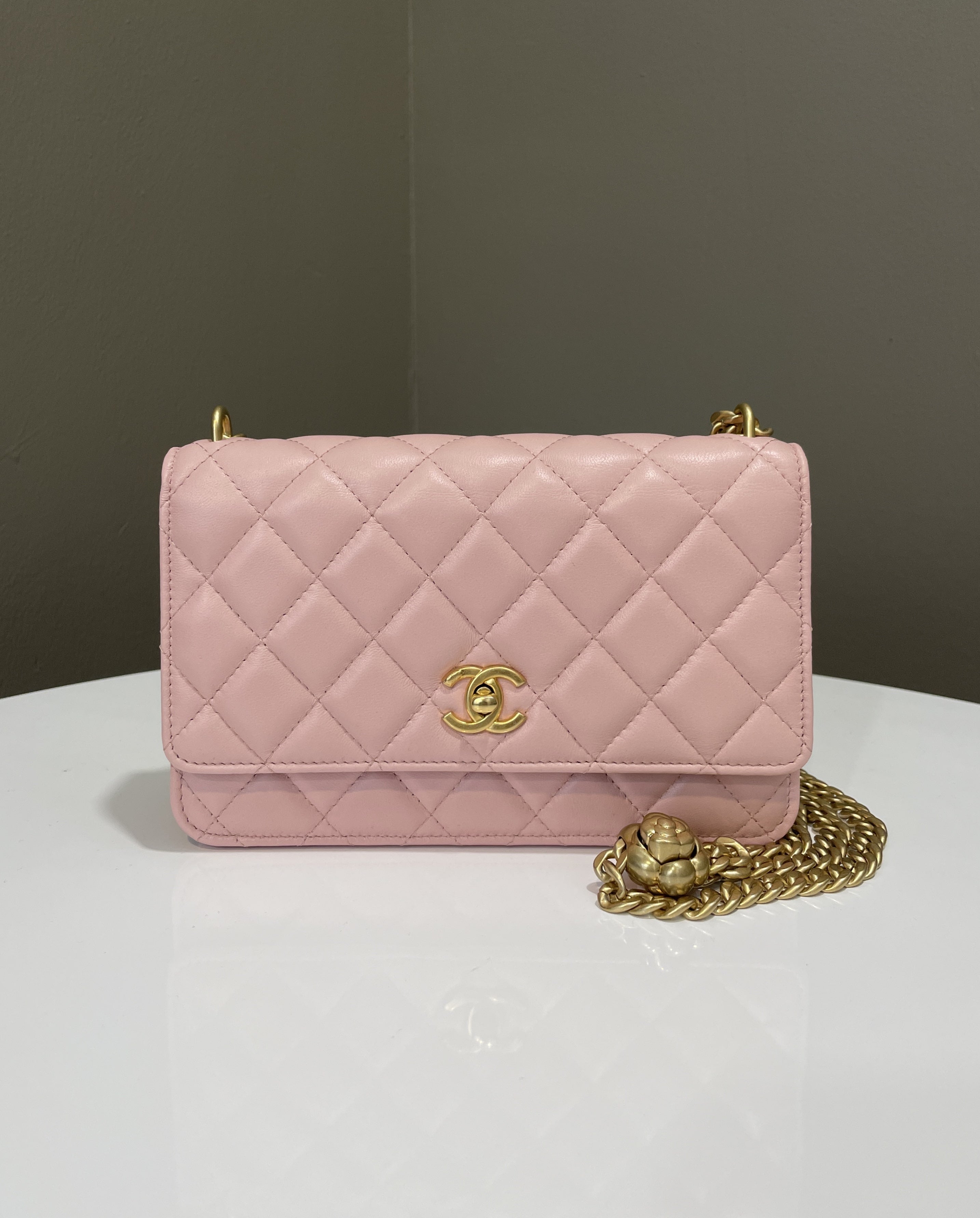 Chanel Camellia Pearl Crush Wallet on ChainÃƒÂ¢Ã¢â€šÂ¬Ã‚Â¨ Pink Lambskin