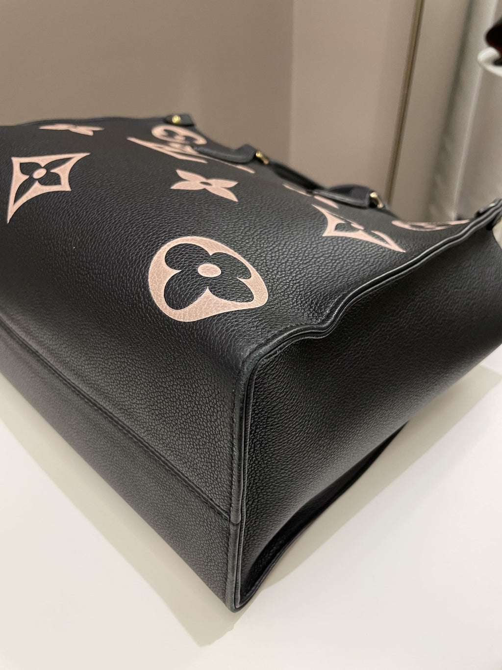 Louis Vuitton Onthego Tote MM Black / Crème