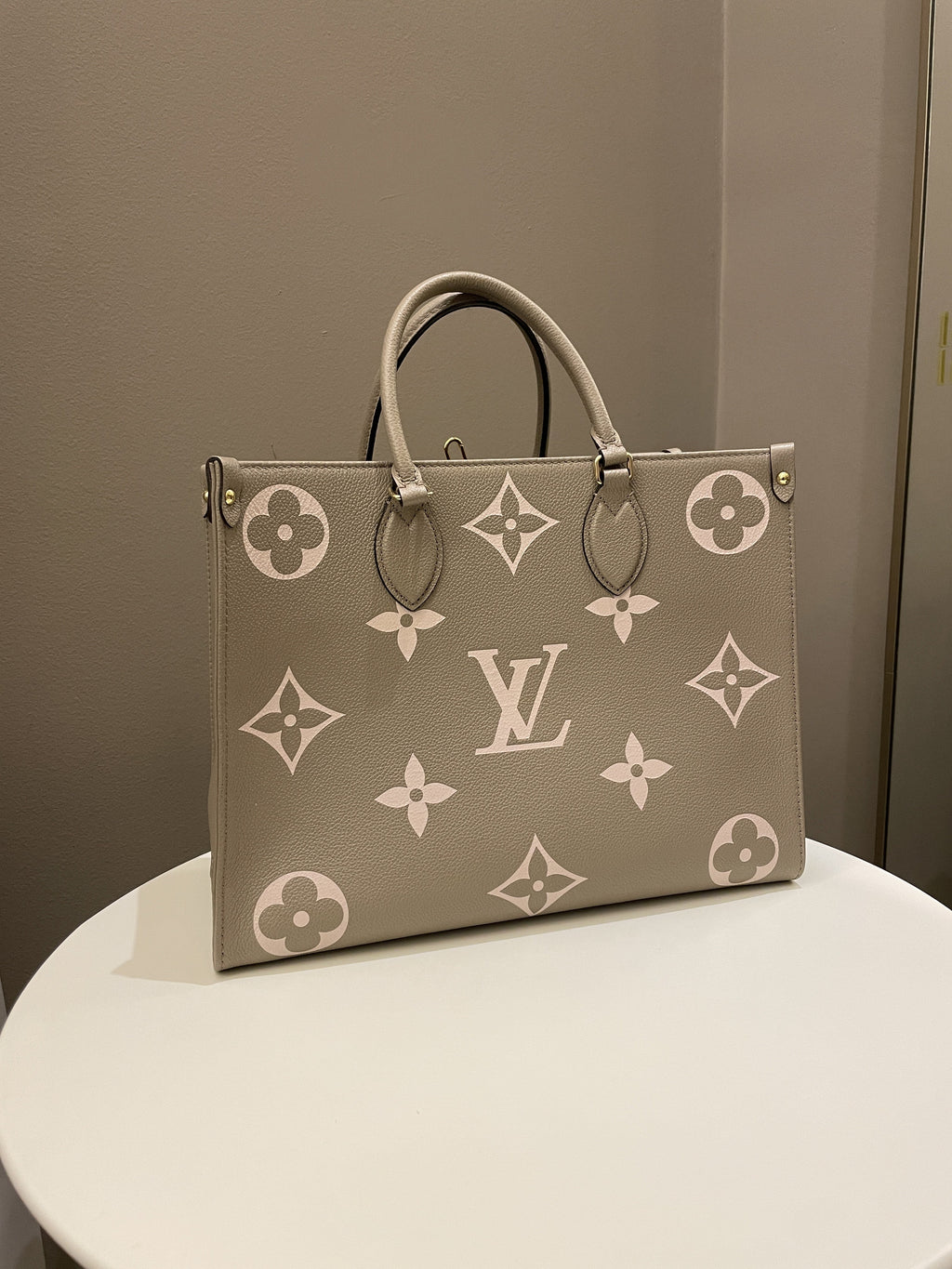 Louis Vuitton OnTheGo MM Tourterelle / Crème