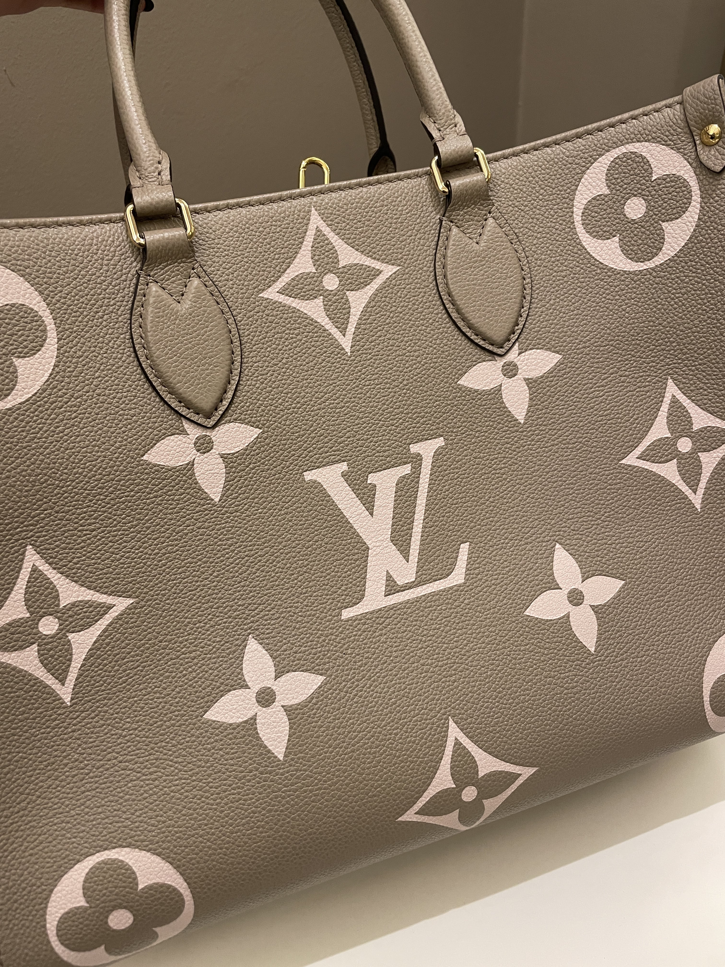 Louis Vuitton OnTheGo MM Tourterelle / Crème
