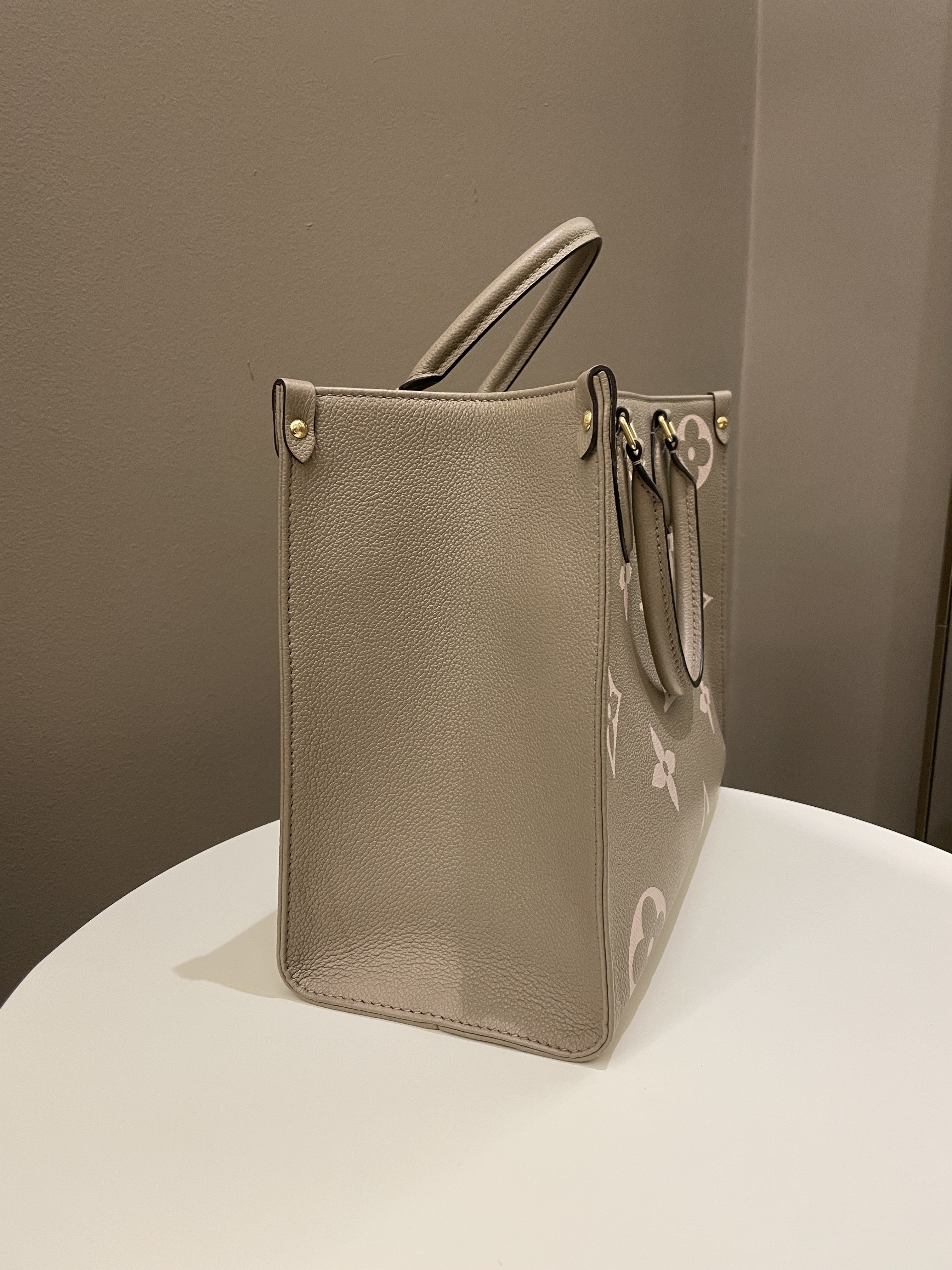 Louis Vuitton OnTheGo MM Tourterelle / Crème