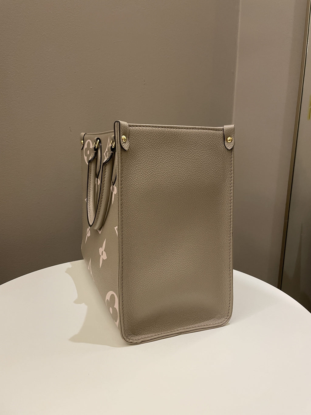 Louis Vuitton OnTheGo MM Tourterelle / Crème