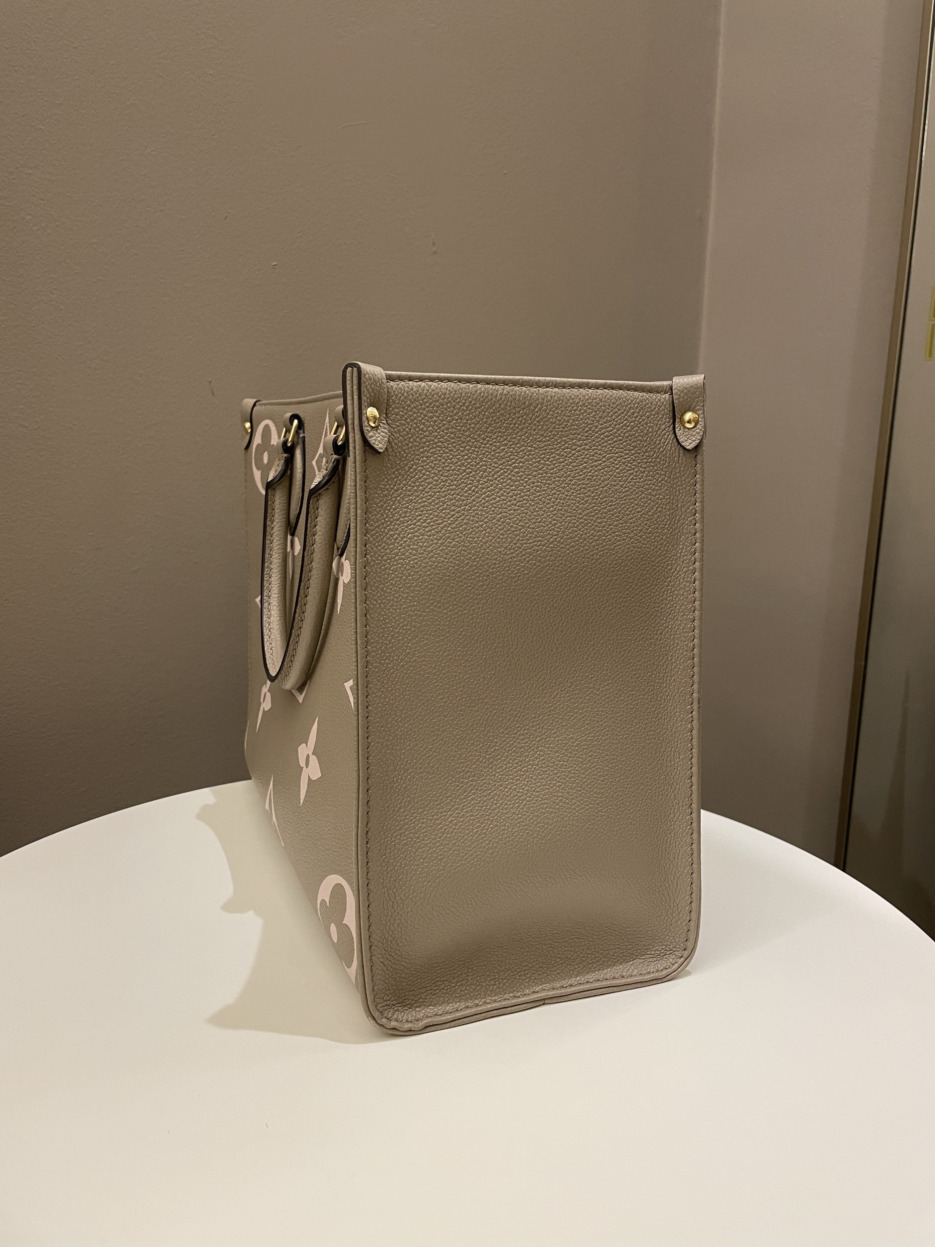 Louis Vuitton OnTheGo MM Tourterelle / Crème