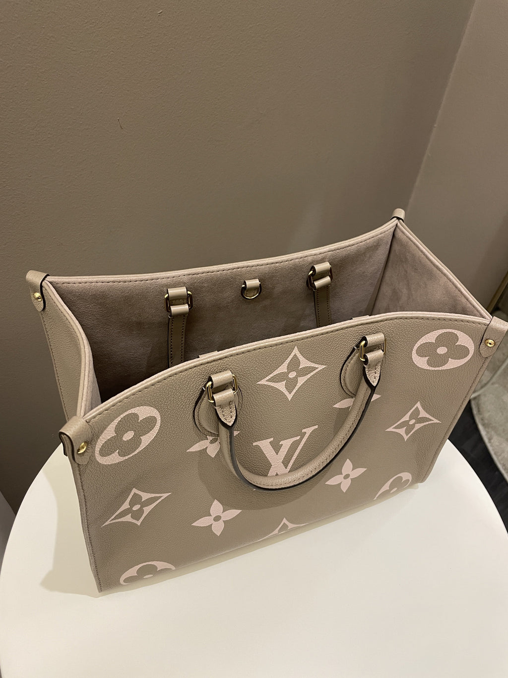 Louis Vuitton OnTheGo MM Tourterelle / Crème
