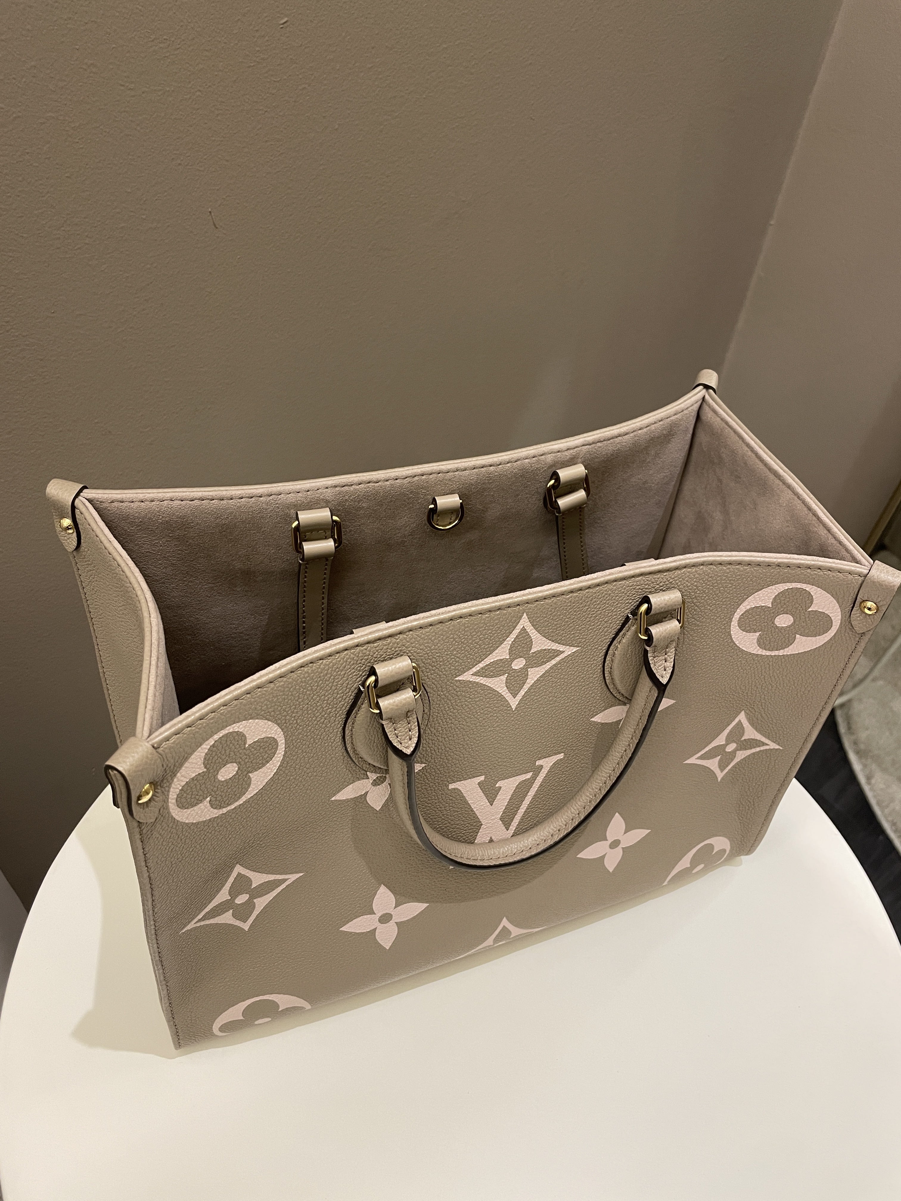 Louis Vuitton OnTheGo MM Tourterelle / Crème
