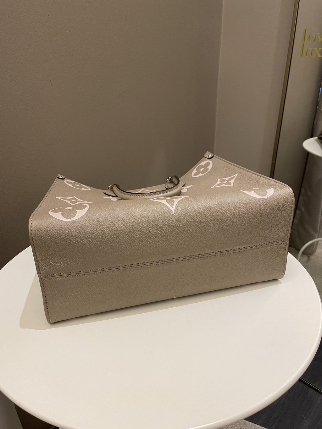 Louis Vuitton OnTheGo MM Tourterelle / Crème