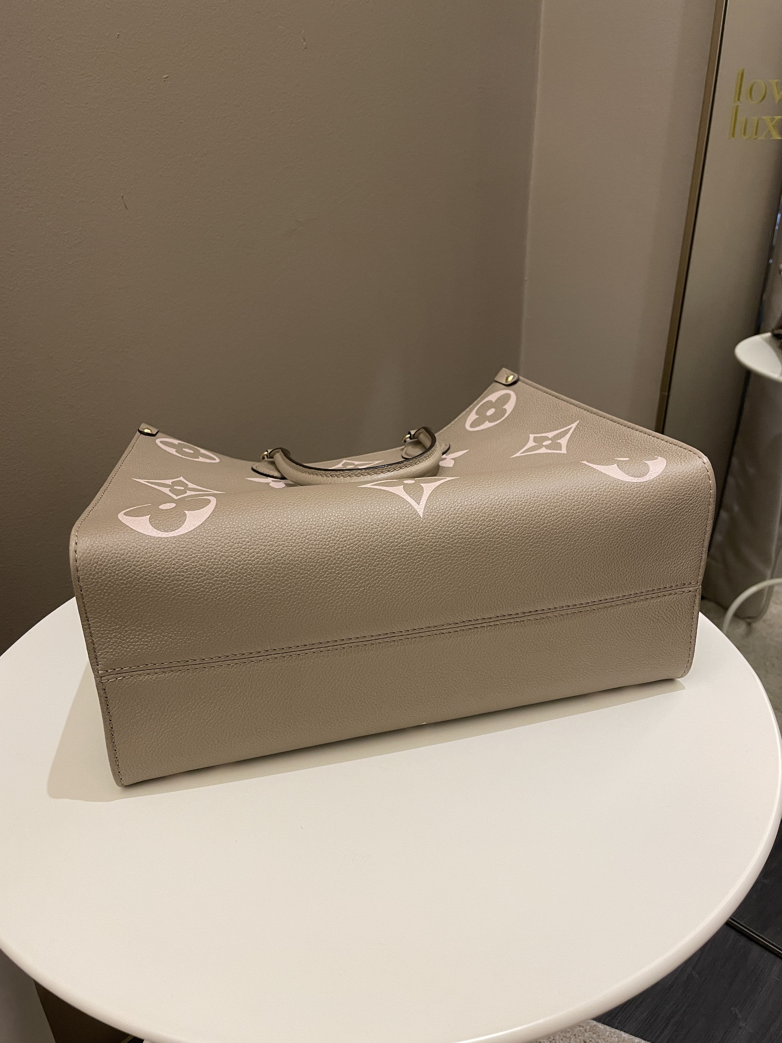 Louis Vuitton OnTheGo MM Tourterelle / Crème