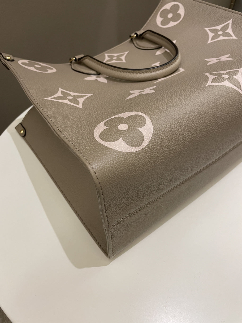 Louis Vuitton OnTheGo MM Tourterelle / Crème