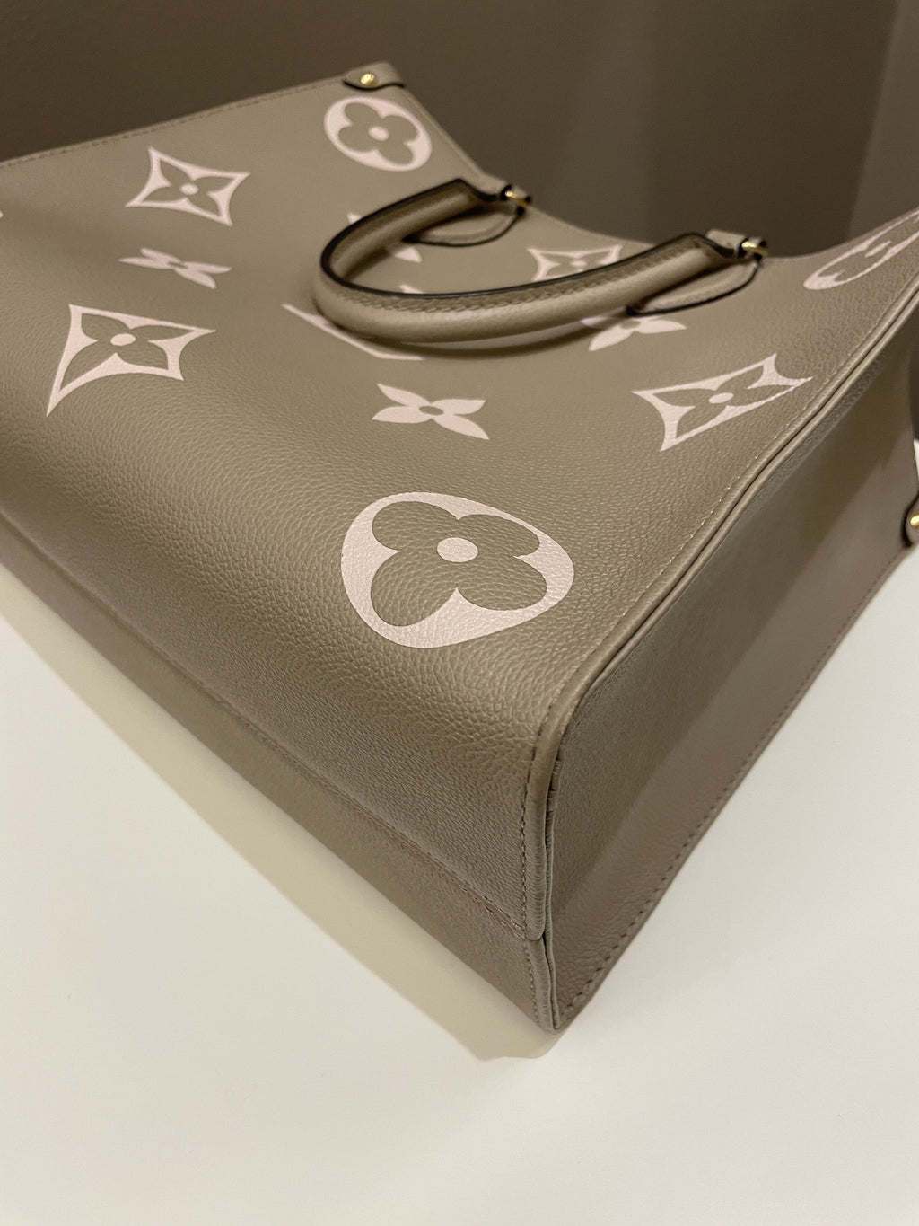 Louis Vuitton OnTheGo MM Tourterelle / Crème
