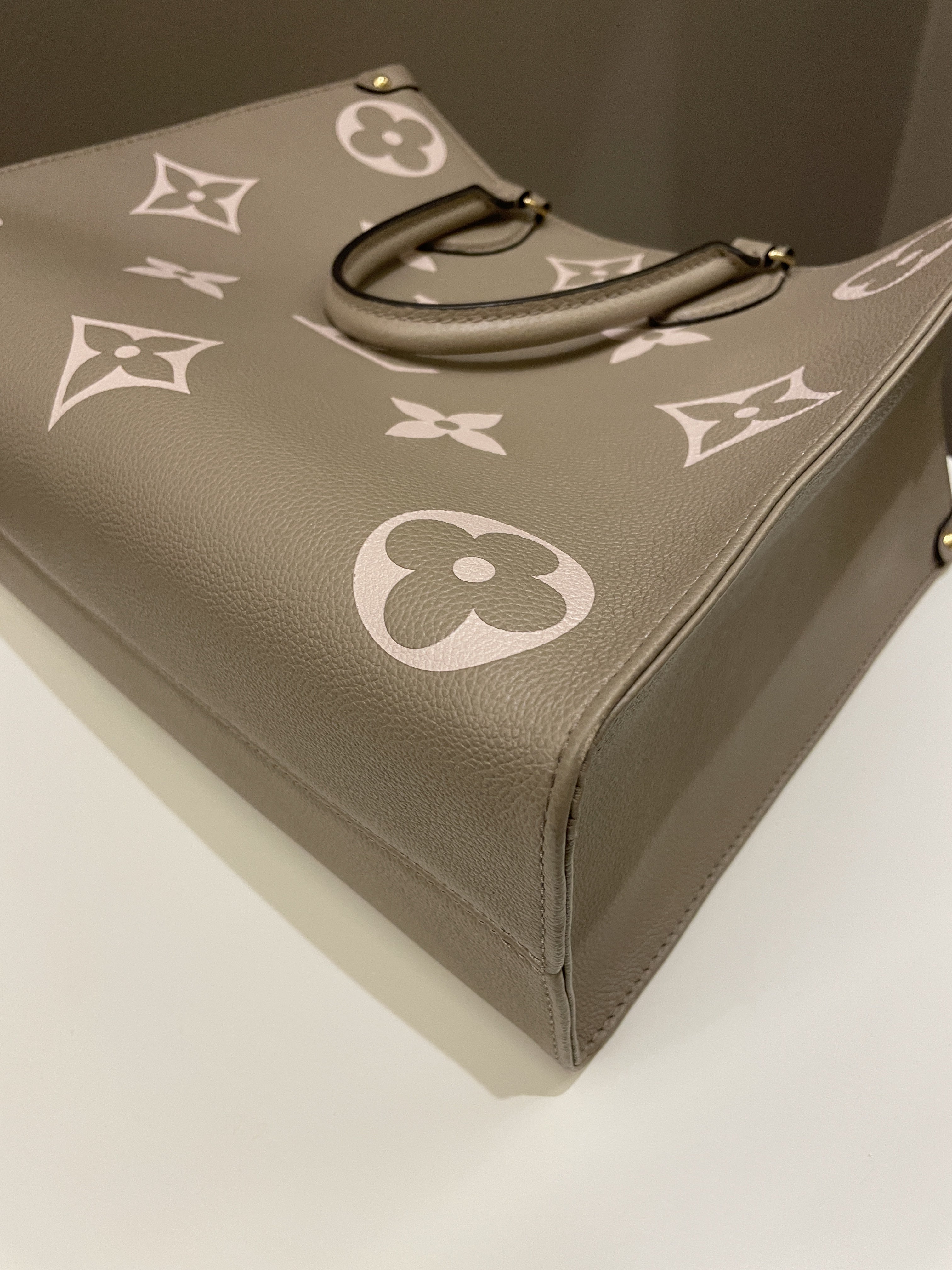 Louis Vuitton OnTheGo MM Tourterelle / Crème