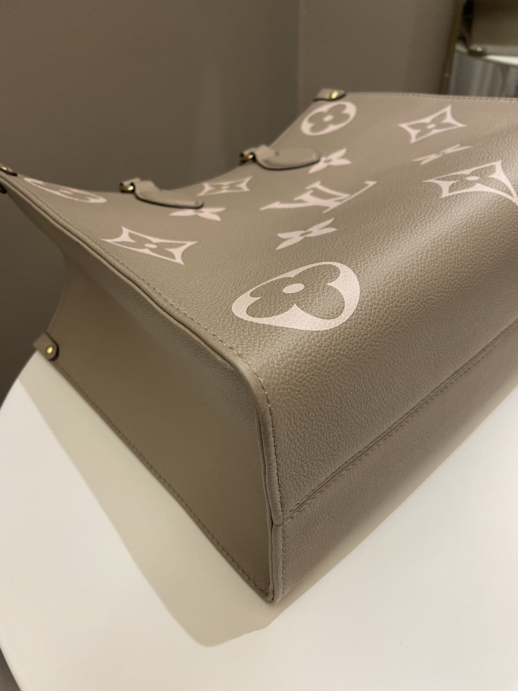 Louis Vuitton OnTheGo MM Tourterelle / Crème