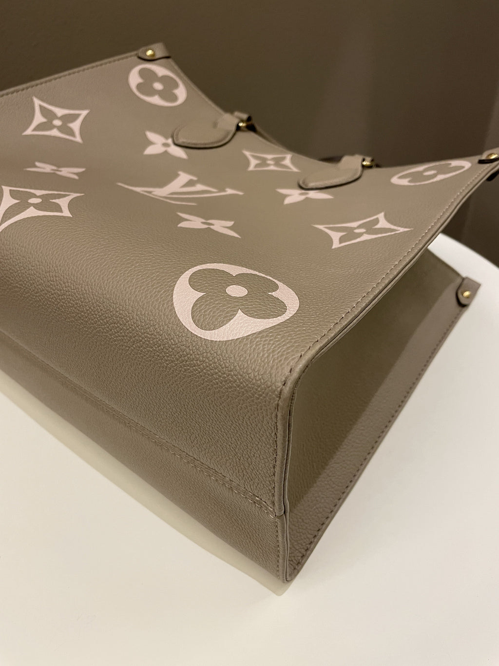 Louis Vuitton OnTheGo MM Tourterelle / Crème