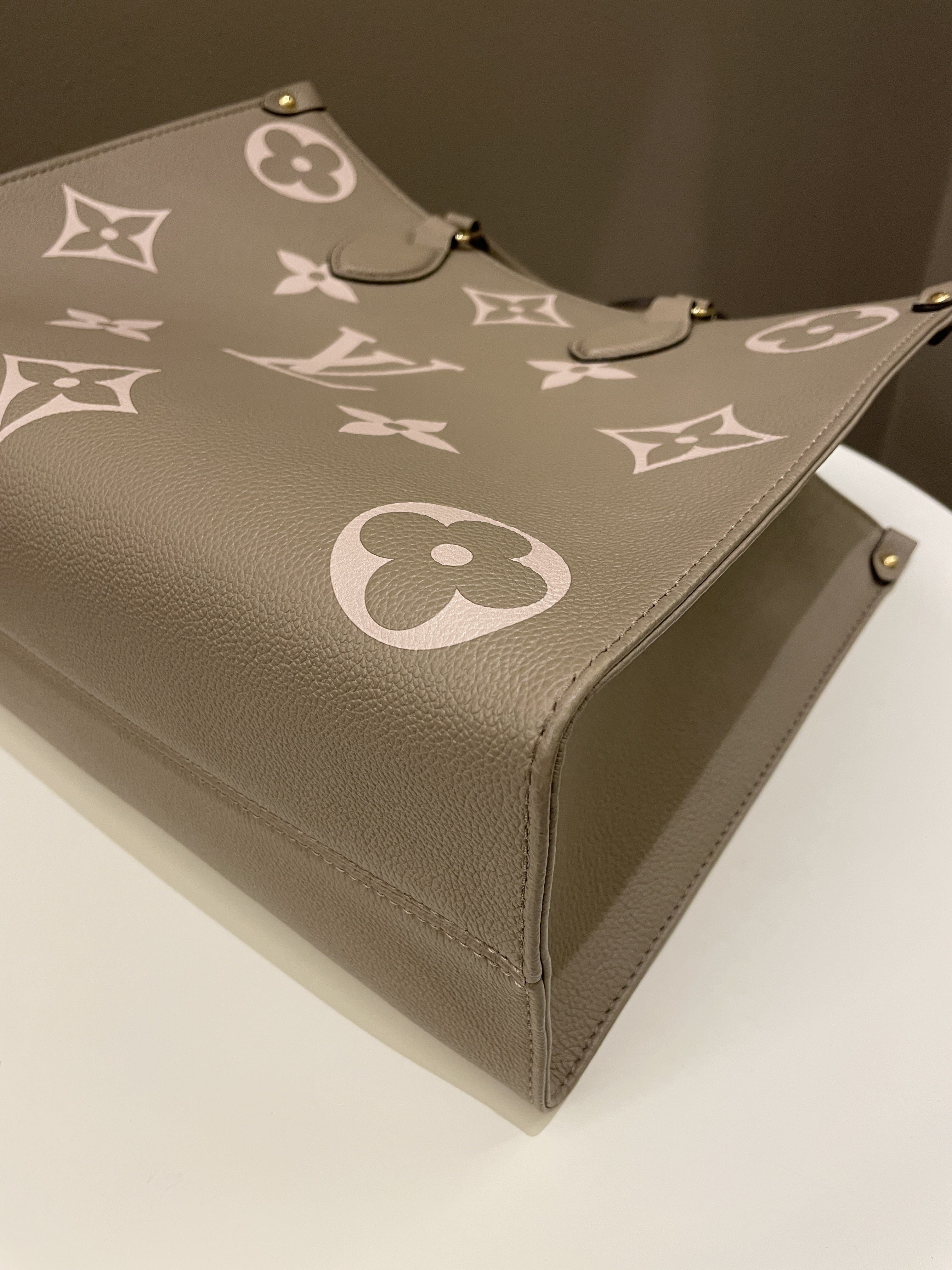 Louis Vuitton OnTheGo MM Tourterelle / Crème