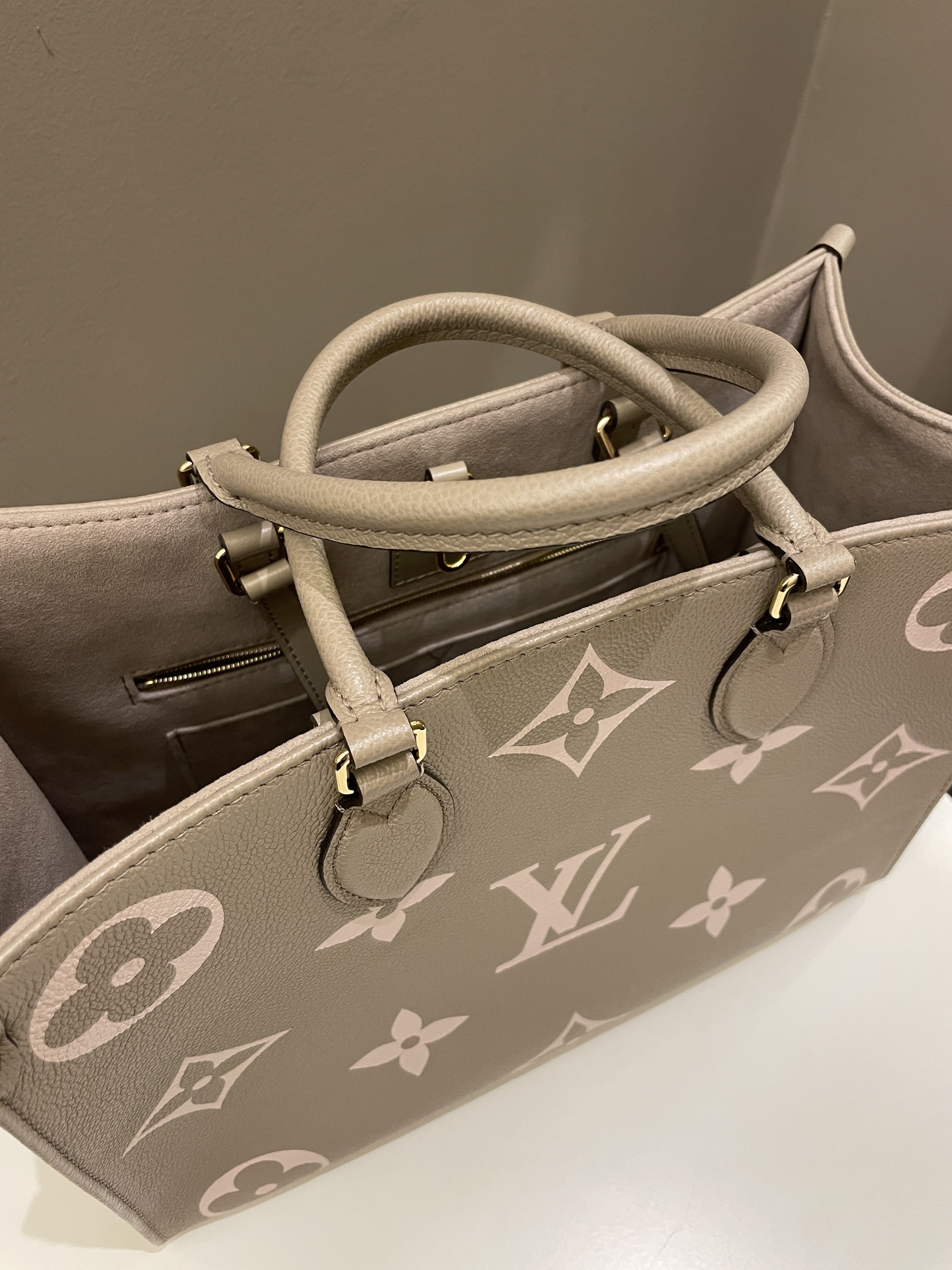 Louis Vuitton OnTheGo MM Tourterelle / Crème