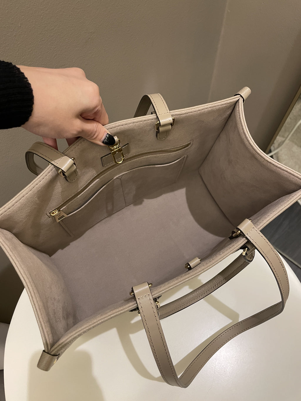 Louis Vuitton OnTheGo MM Tourterelle / Crème
