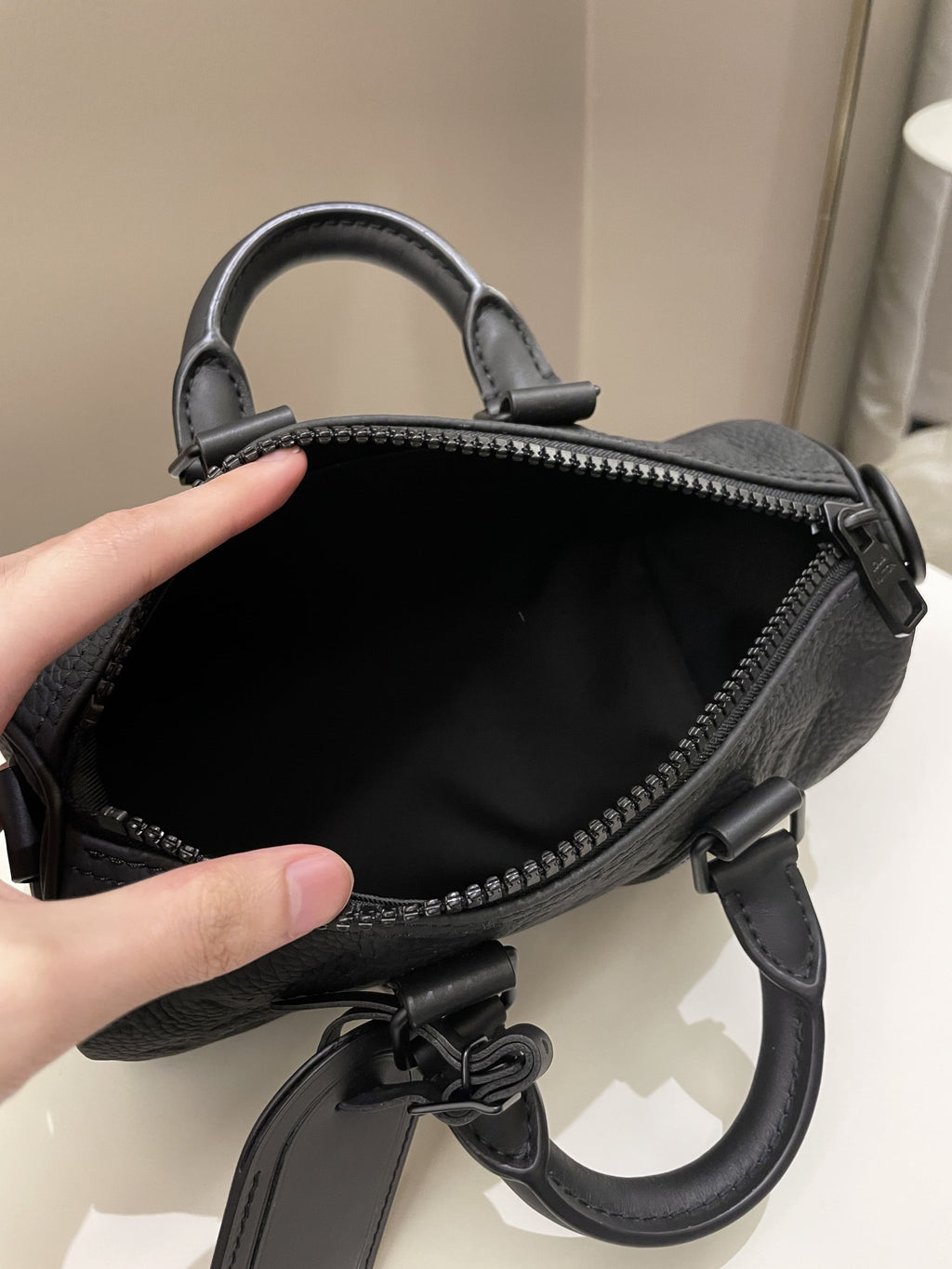 Louis Vuitton Keepall Bandoulier 25 Black Grainy Embossed Monogram